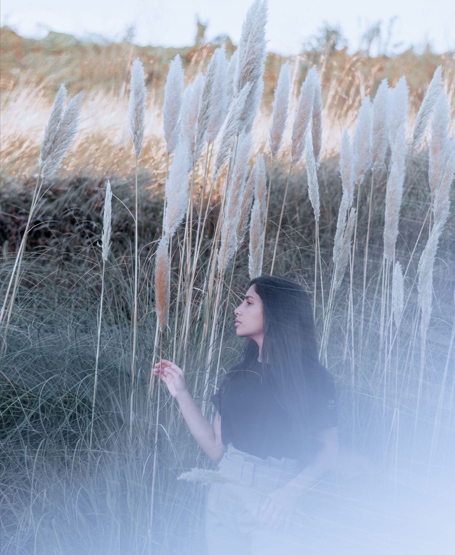 Ästhetisches Frauenportrait im hohen Schilfgras bei natürlichem Licht, sanfte und emotionale Outdoor-Fotografie in Flims.