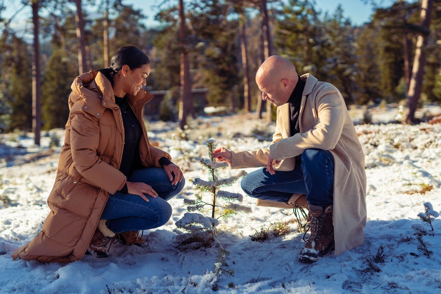 Romantisches Paarshooting im Schnee, entspanntes Paar in der winterlichen Natur von Lenzerheide.