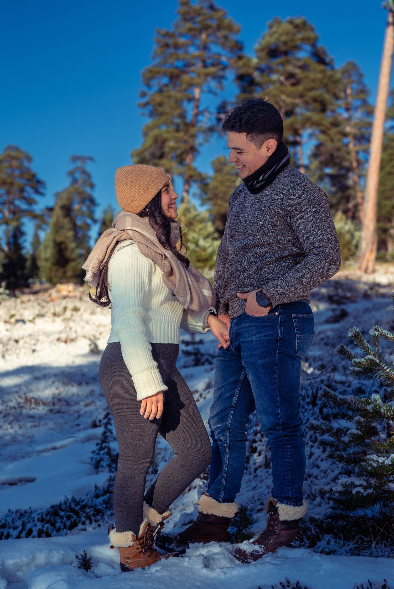 Überraschungs-Heiratsantrag und Verlobungs-Fotoshooting eines glücklichen Paares im Schnee in St. Moritz.