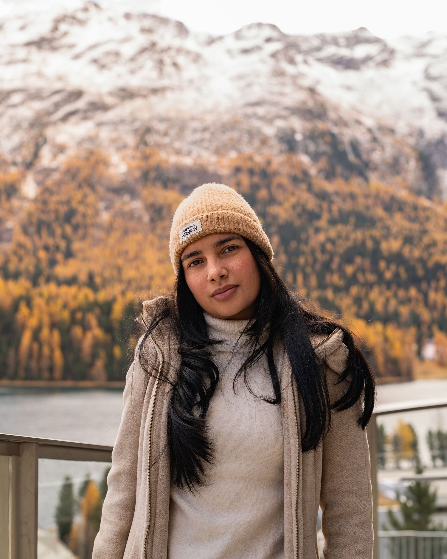 Fashion-Editorial-Portrait einer Frau im Schnee, kreative Outdoor-Fotografie im Engadin.