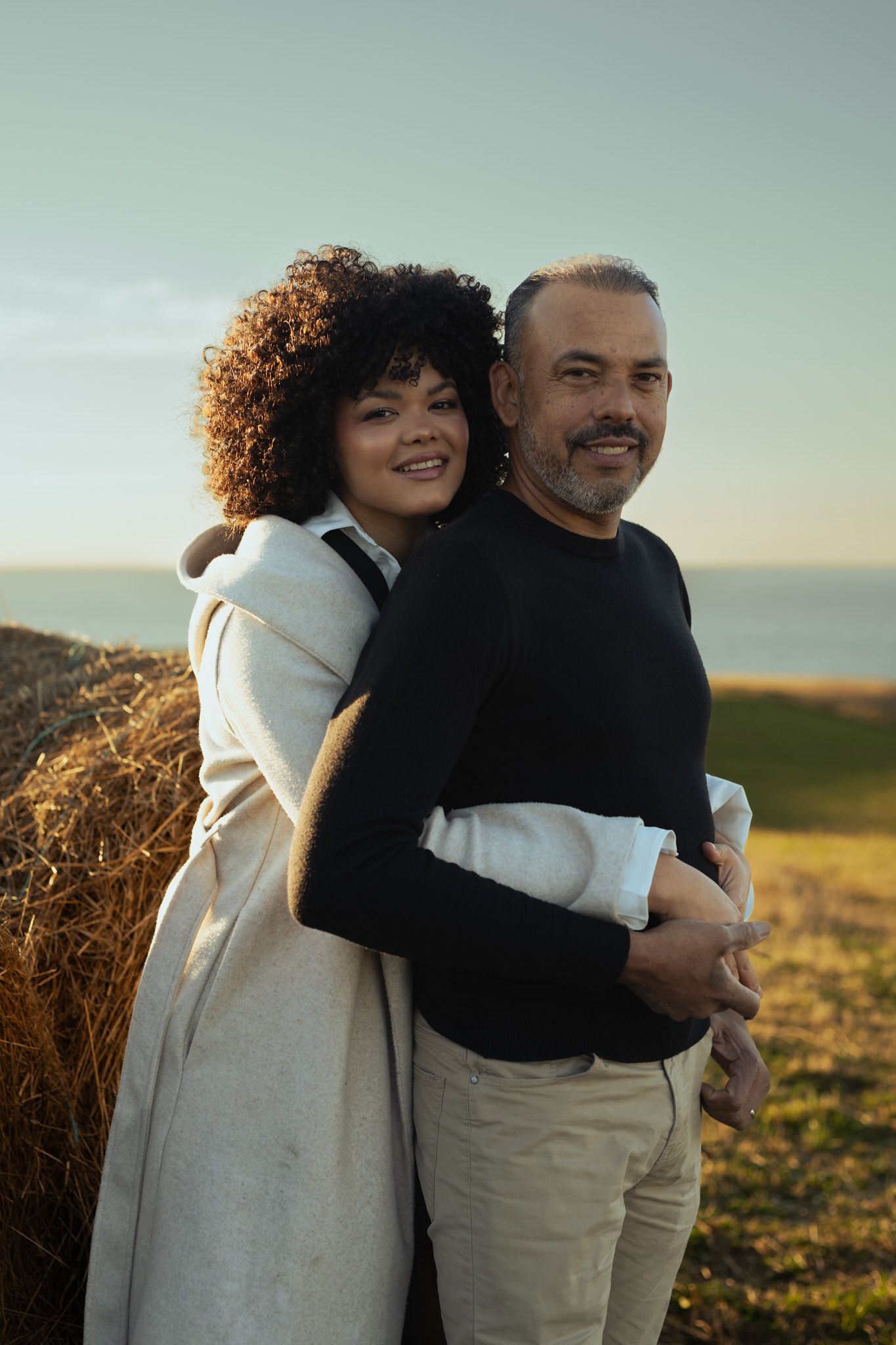 Entspanntes und ungestelltes Paarportrait in der Natur, Lifestyle-Paarfotografie nahe St. Moritz.