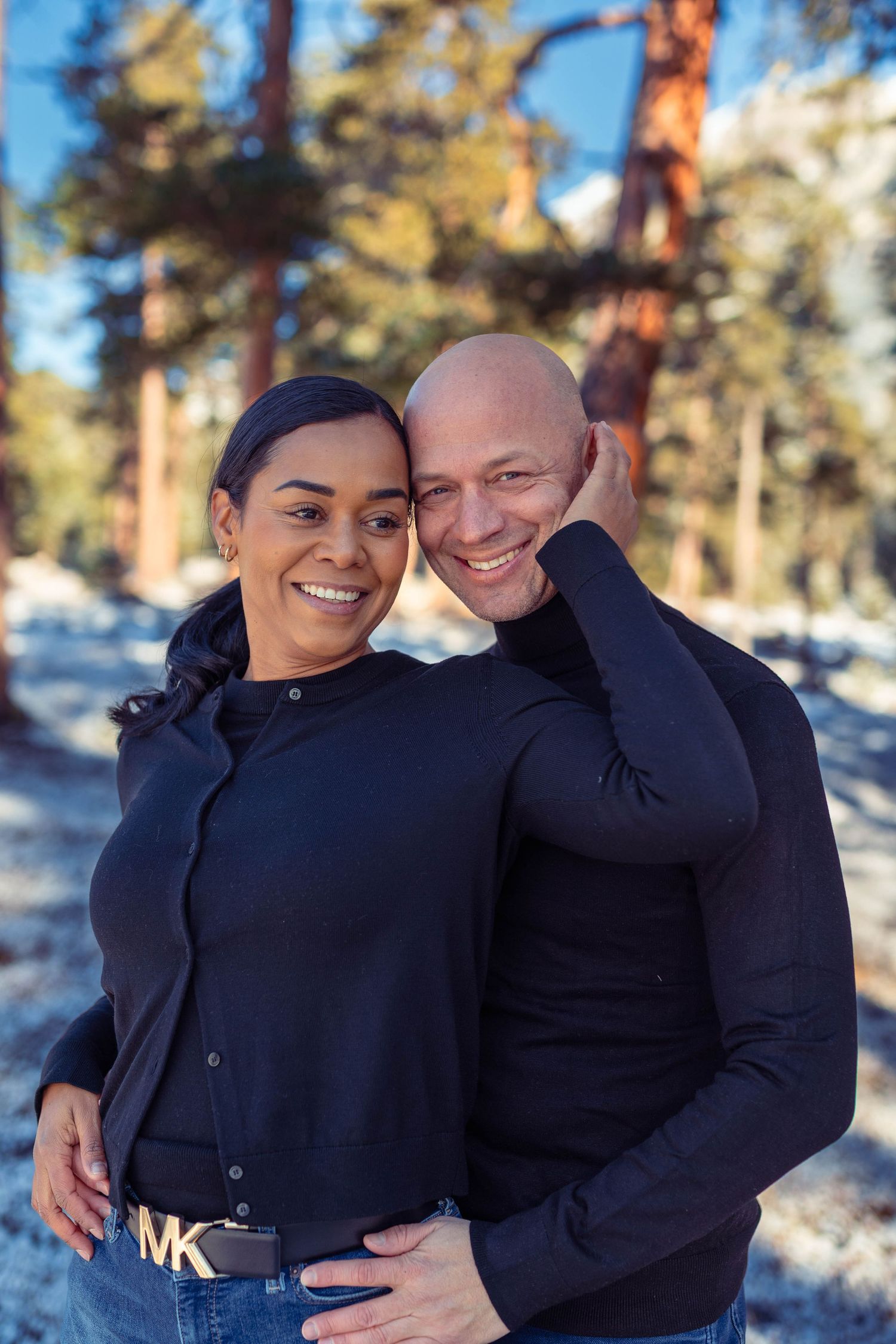 Moderne High-End Paarfotografie in den Bündner Alpen, innige Umarmung eines Paares im Schnee nahe Arosa.
