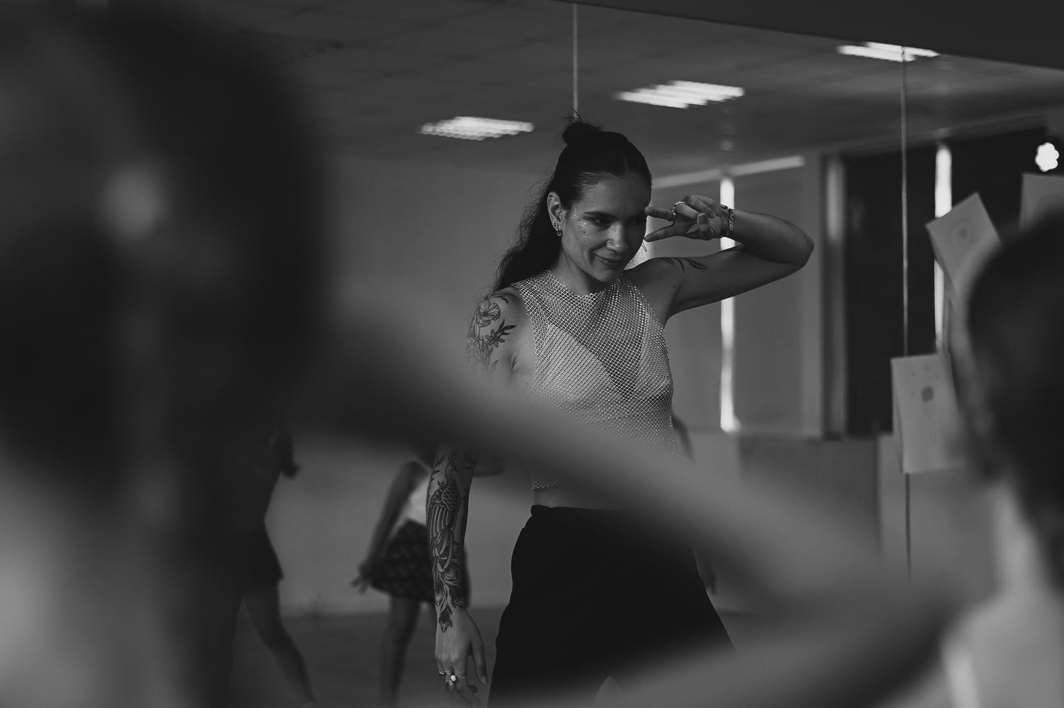 Professeure de danse contemporaine à Lyon qui donne un cours à des enfants.