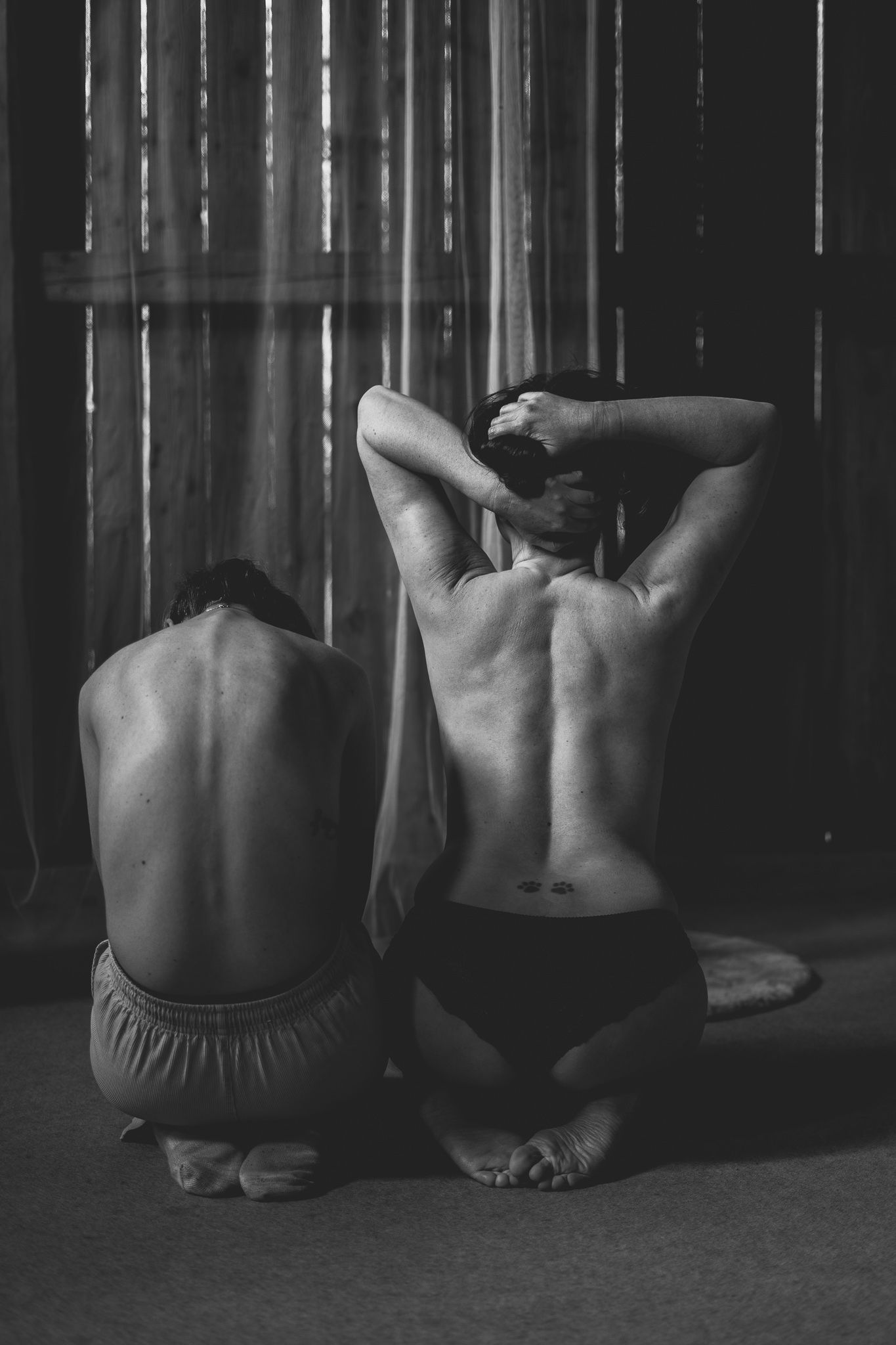 Duo de femmes de dos en noir et blanc avec une belle mise en avant de leurs corps