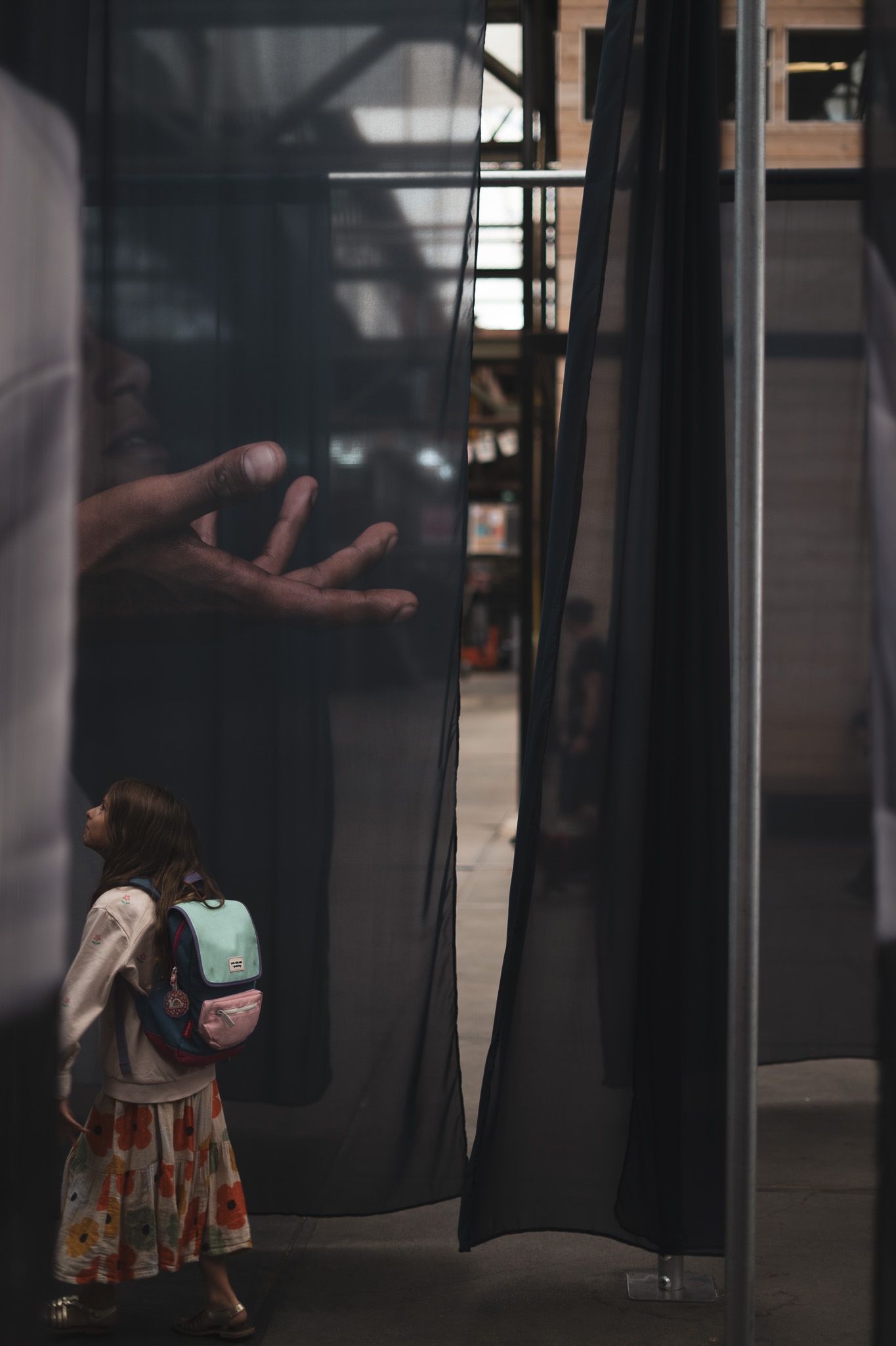 Enfant qui déambule dans une exposition artistique proche de Lyon.