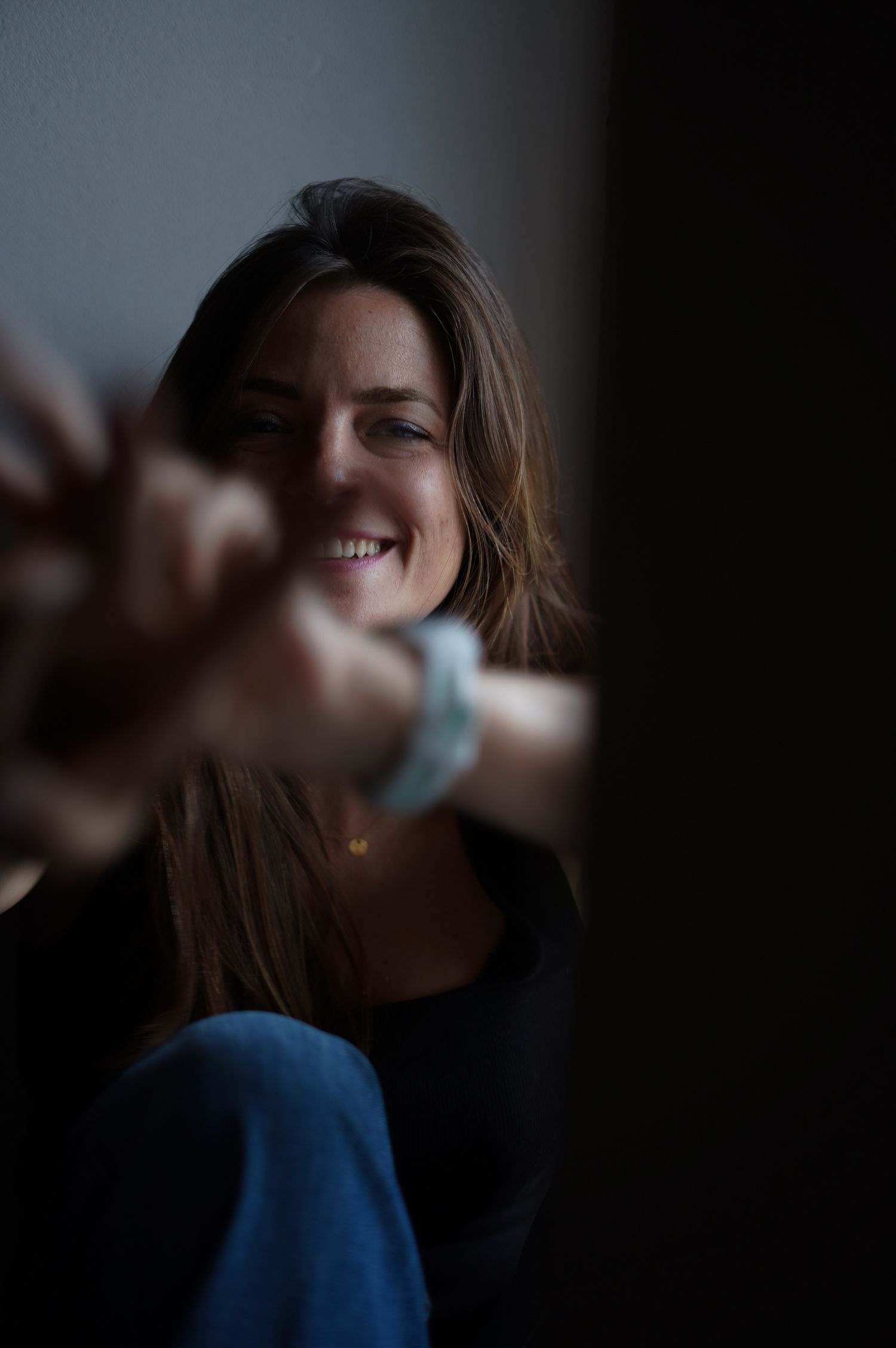 Portrait femme en clair-obscur en Haute-Savoie avec lumière naturelle.