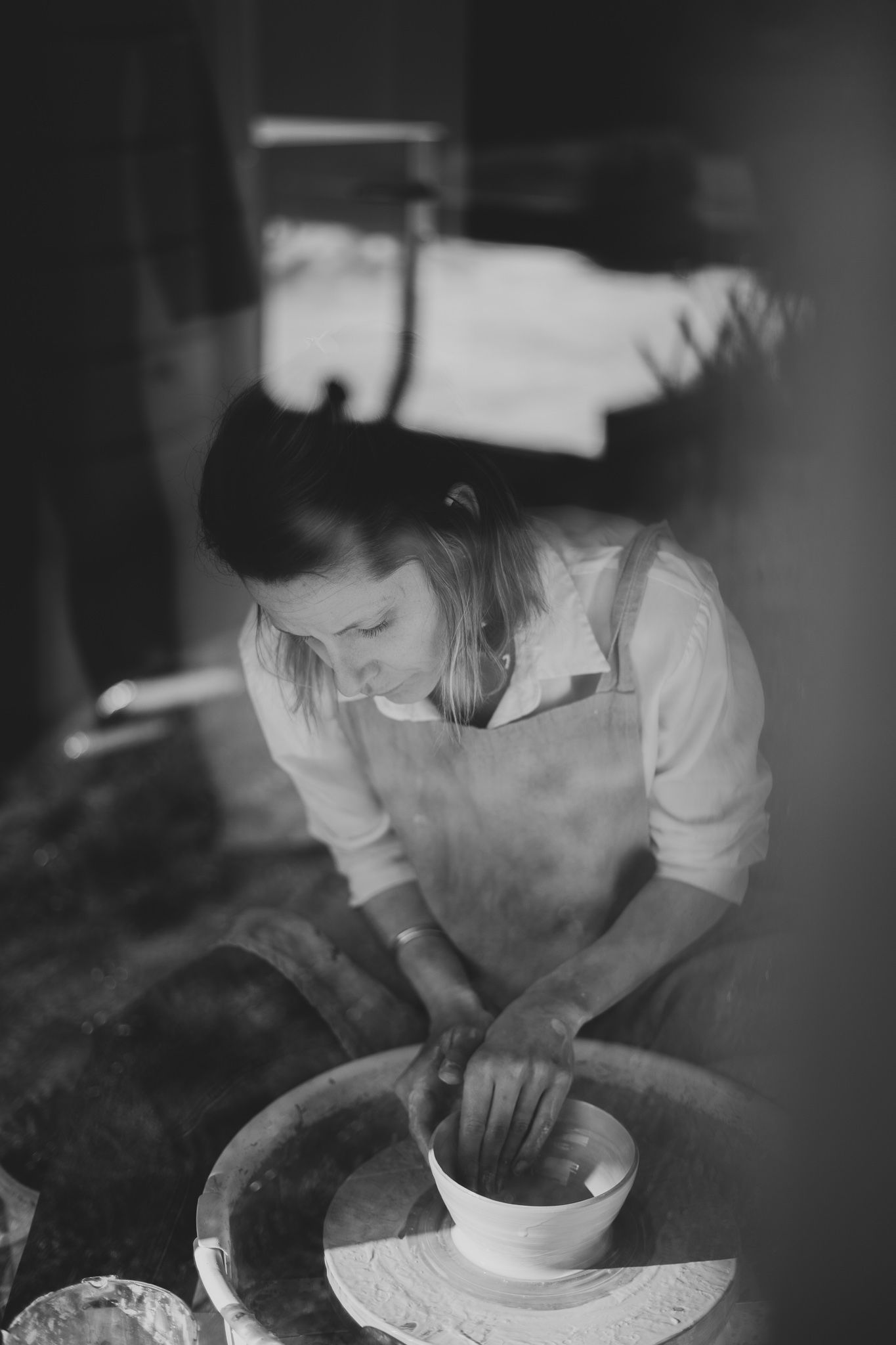 Artisan céramiste façonnant un bol dans son atelier à Annecy, photoreportage savoir-faire