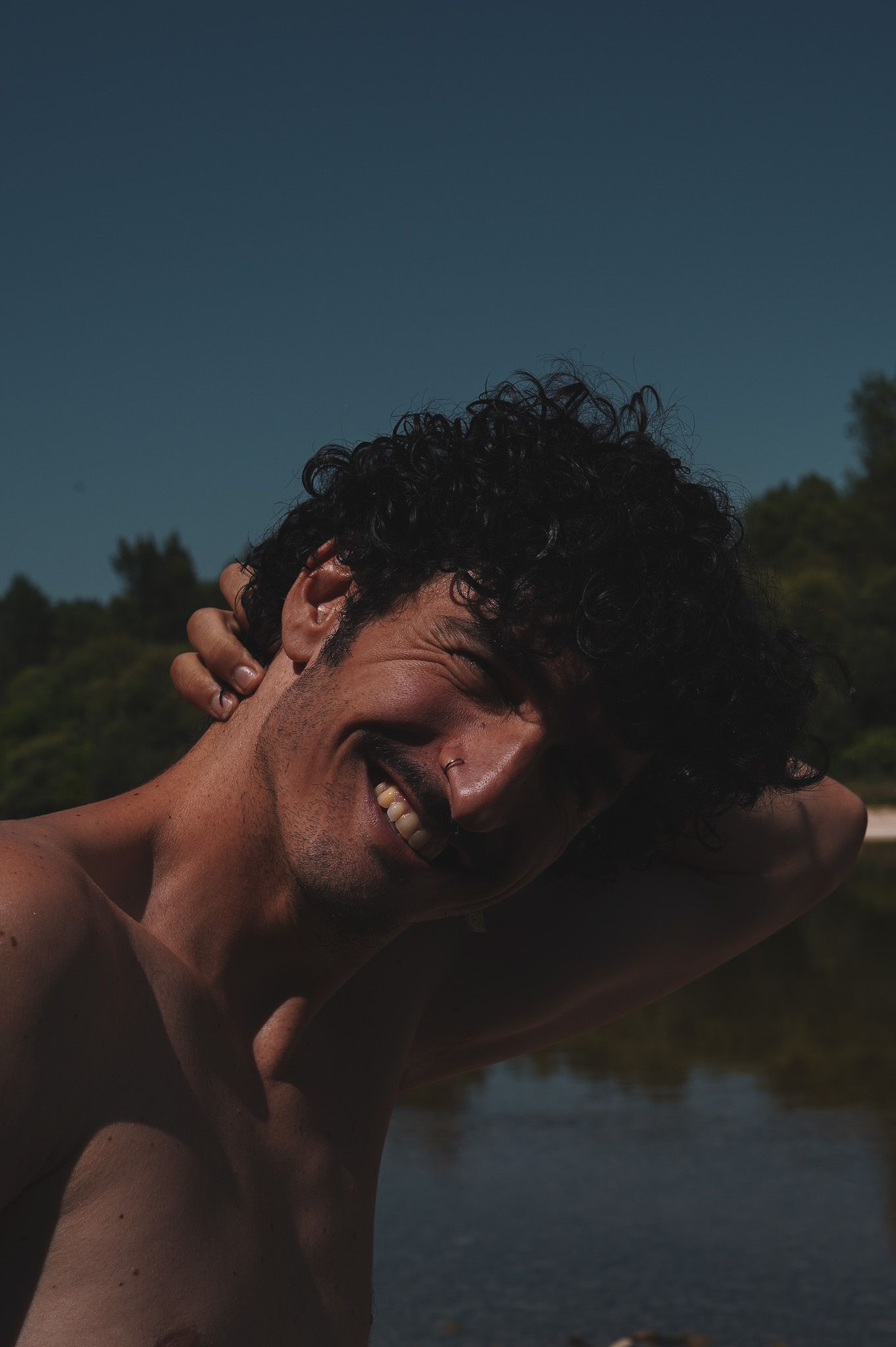 Portrait d'homme avec une moustache à la rivière à côté de Lyon.