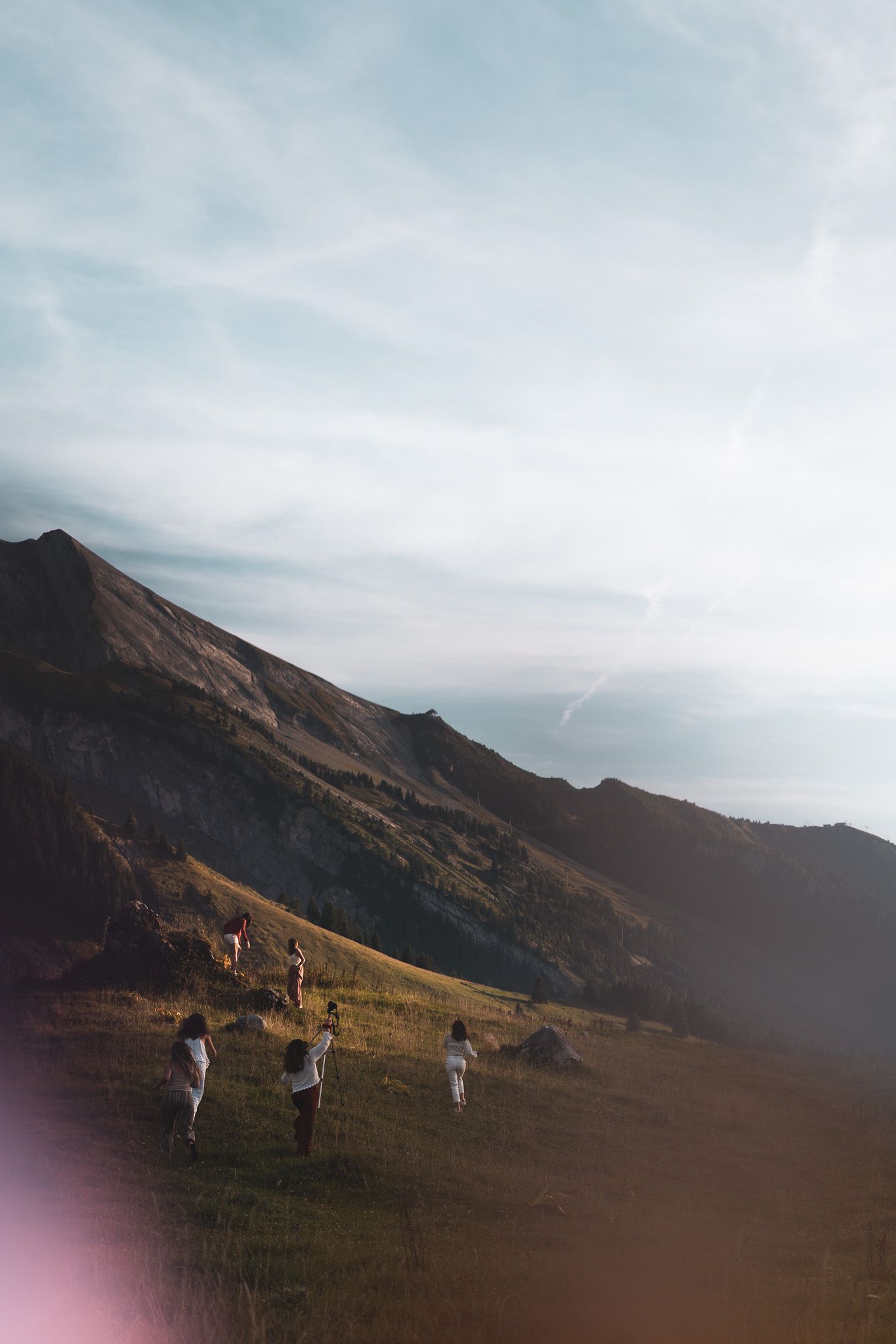 Des femmes qui courent en montagne à La Clusaz à côté d'Annecy lors d'un anniversaire.