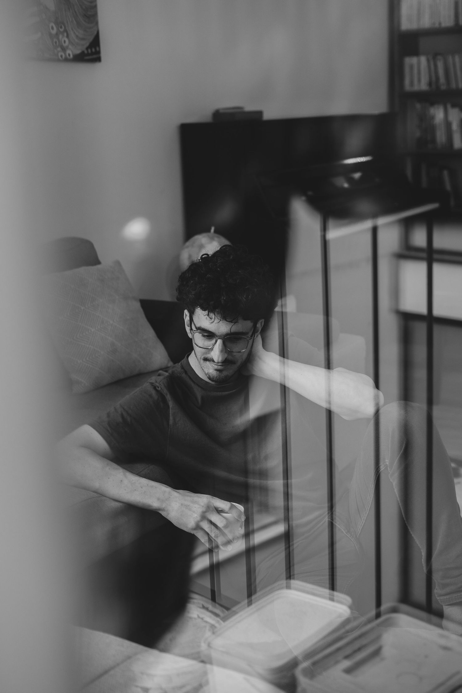 Portrait d'homme en intérieur en noir et blanc