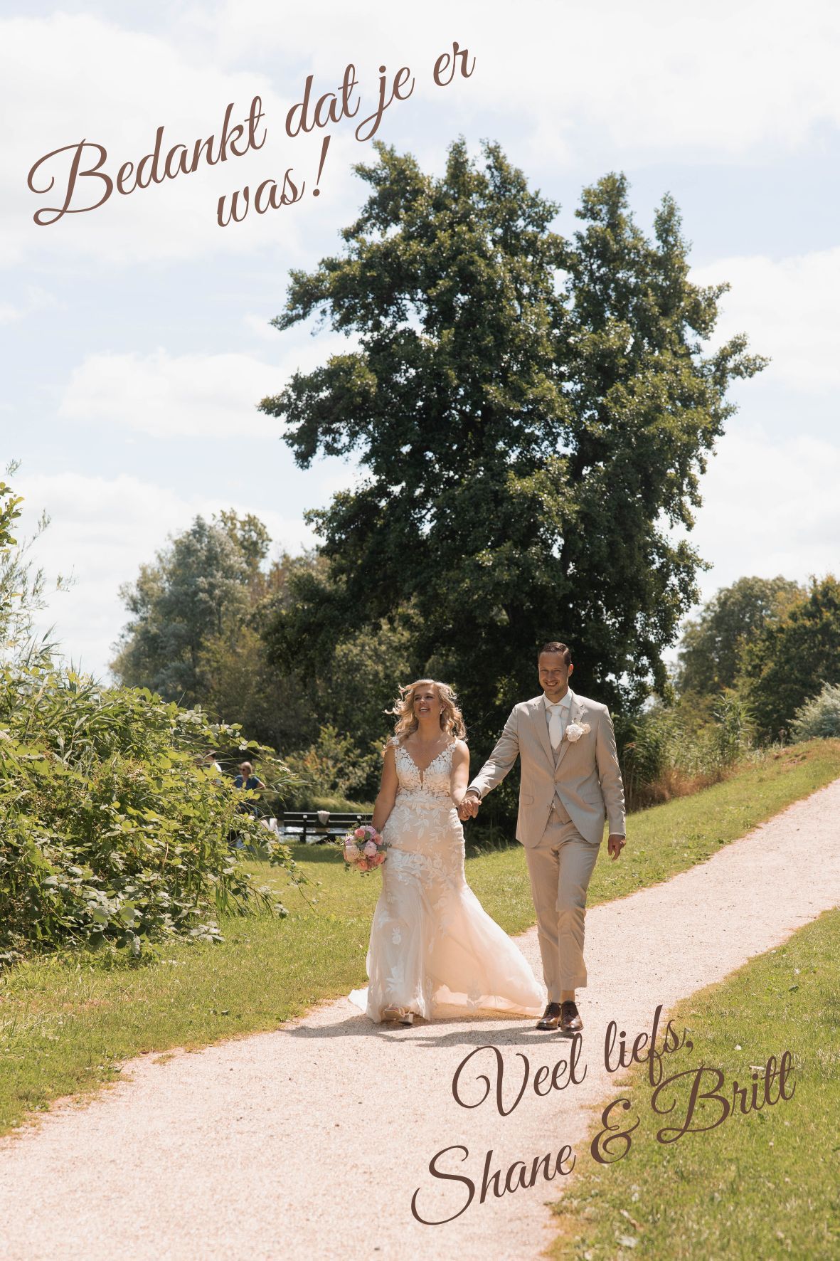Bride and groom walking hand in hand on a sunny path, with a Dutch thank-you wedding card message from Shane and Britt.