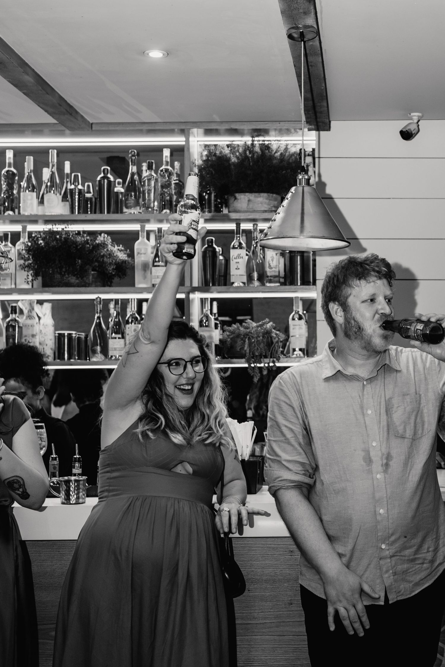 High-energy Brazilian wedding reception with pagode band at Botânico Quintal in São Paulo.