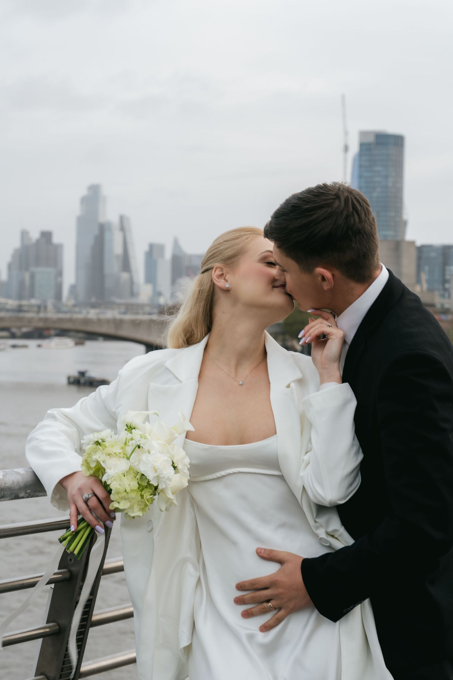 “Couple on Hungerford Bridge with London skyline views during a Central London photoshoot.”