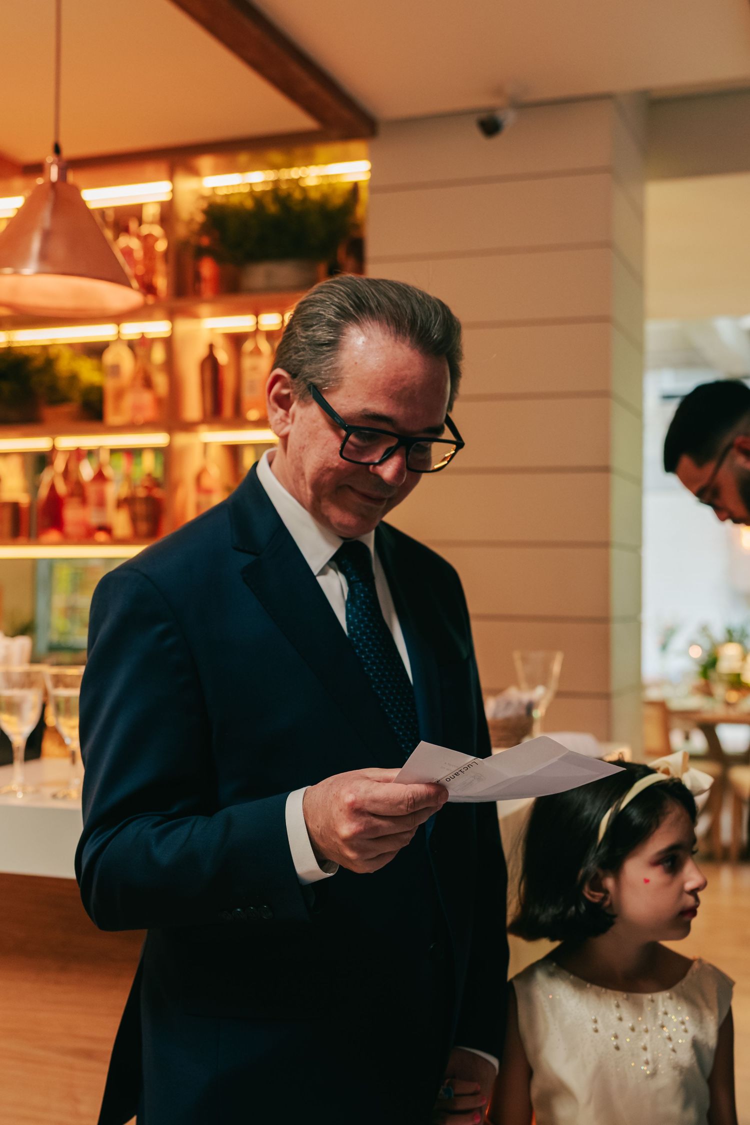 Bride and groom delivering handwritten letters before ceremony at Botânico Quintal in São Paulo.