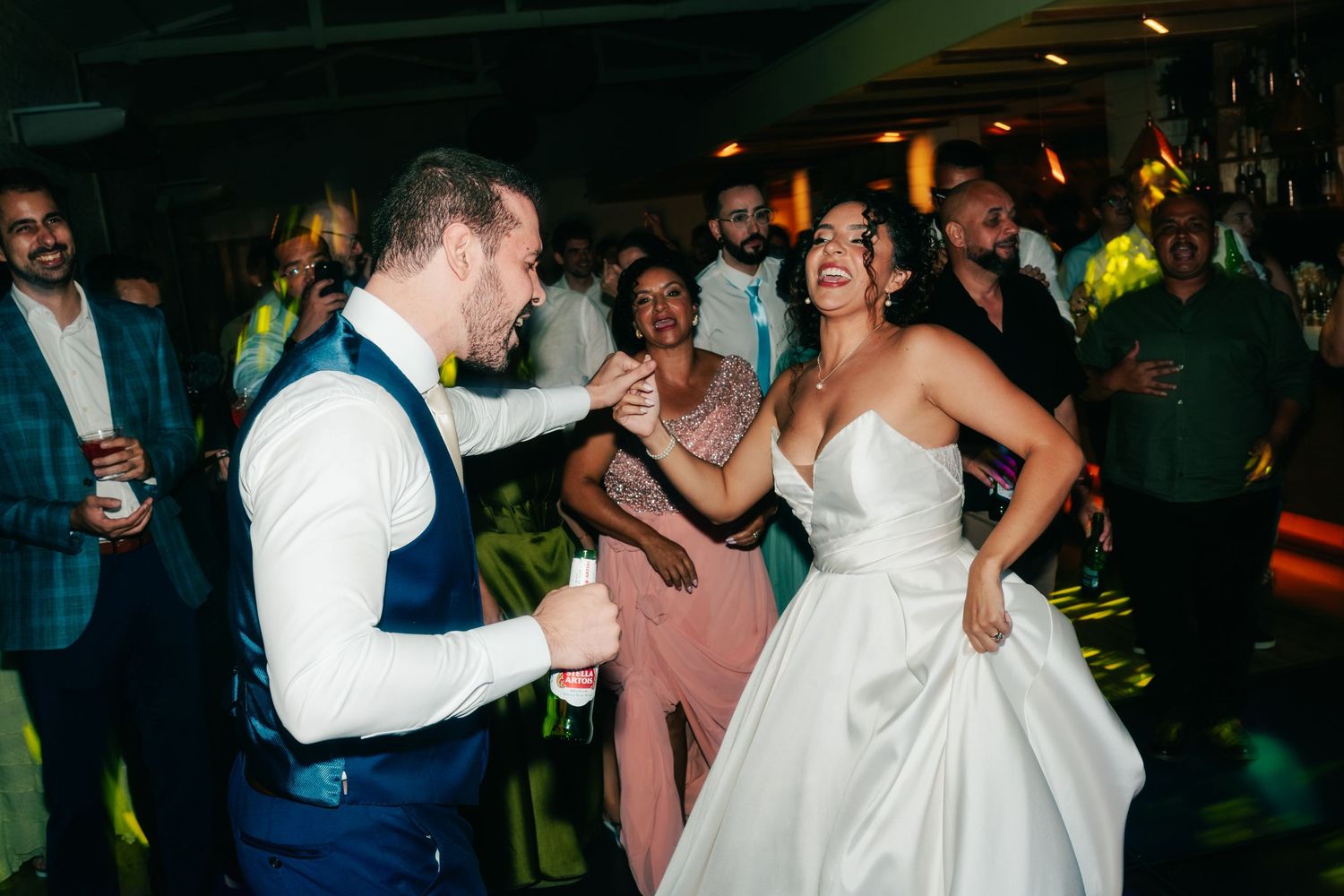 High-energy Brazilian wedding reception with pagode band at Botânico Quintal in São Paulo.