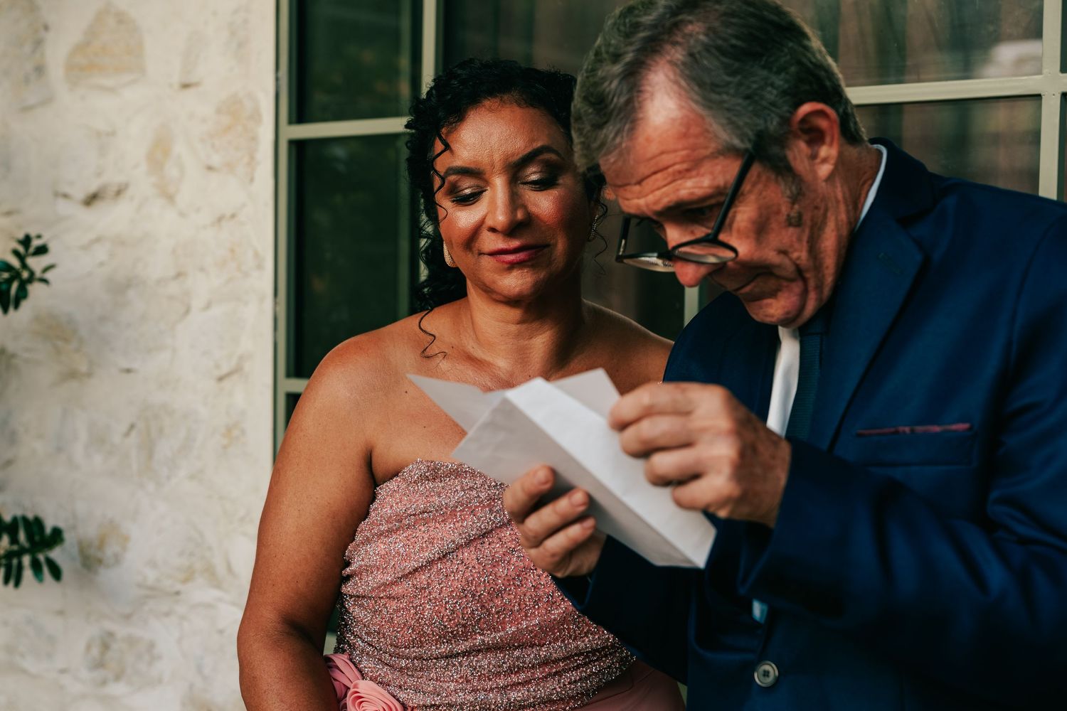 Bride and groom delivering handwritten letters before ceremony at Botânico Quintal in São Paulo.