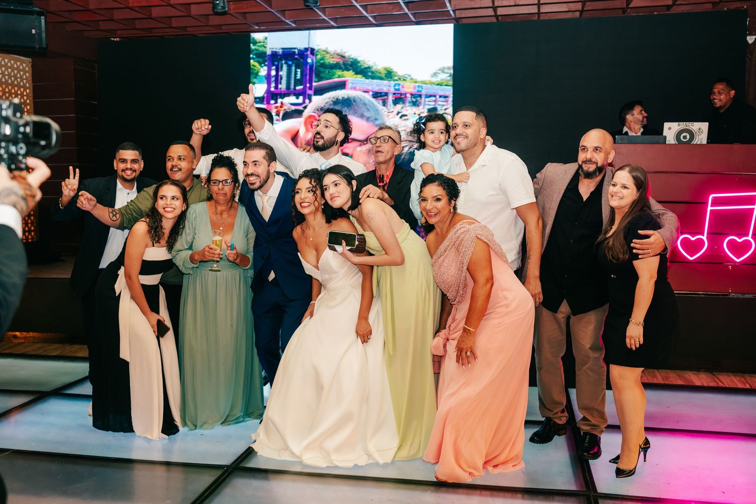 High-energy Brazilian wedding reception with pagode band at Botânico Quintal in São Paulo.