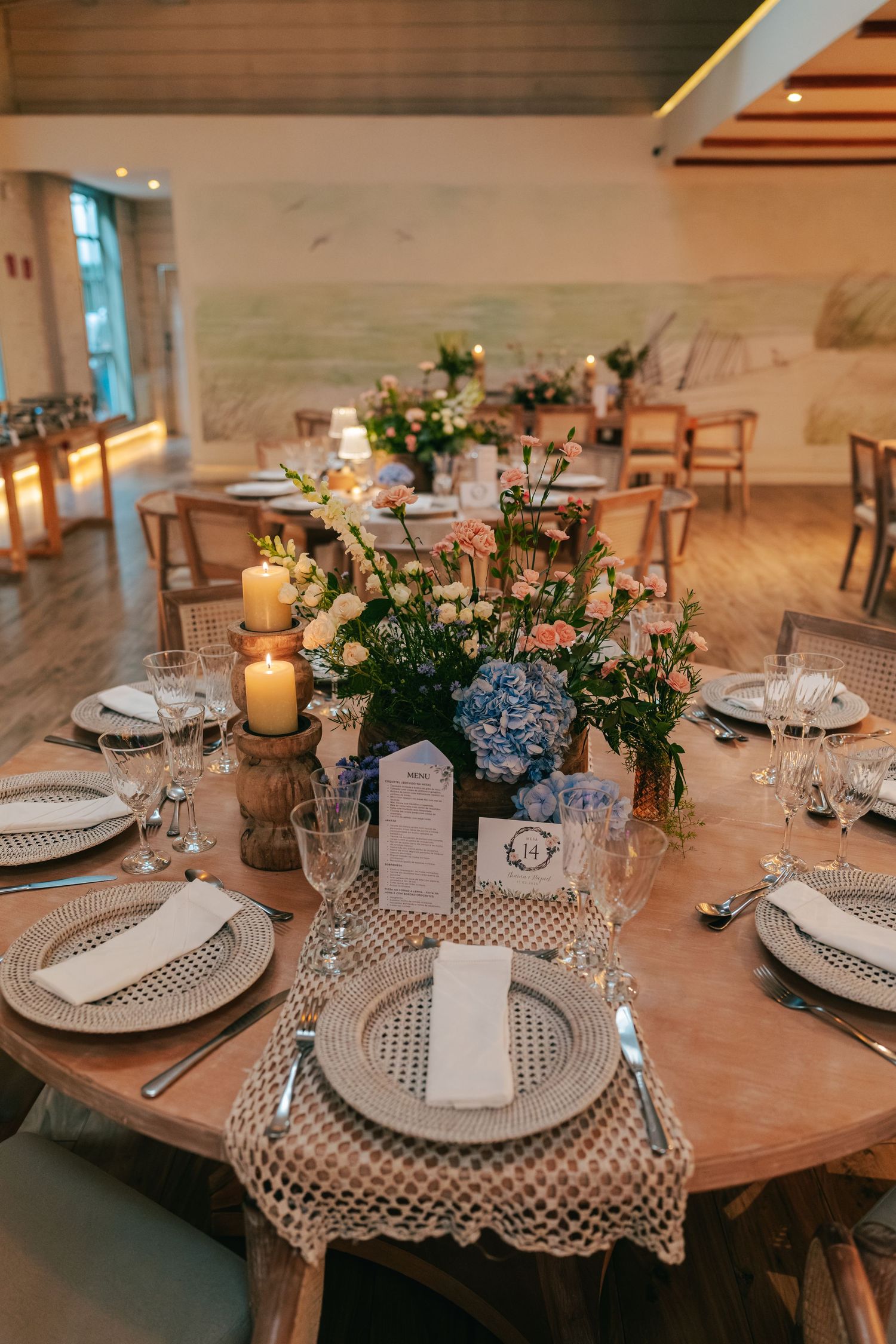 Botanical wedding details at Botânico Quintal featuring blue hydrangeas and Brazilian sweets.