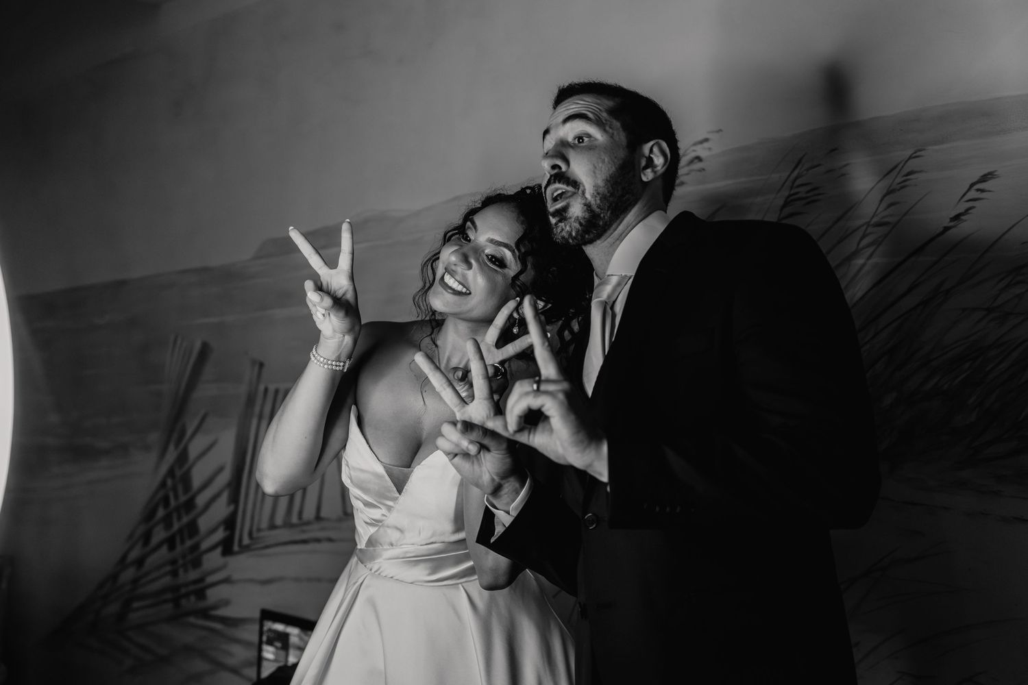High-energy Brazilian wedding reception with pagode band at Botânico Quintal in São Paulo.