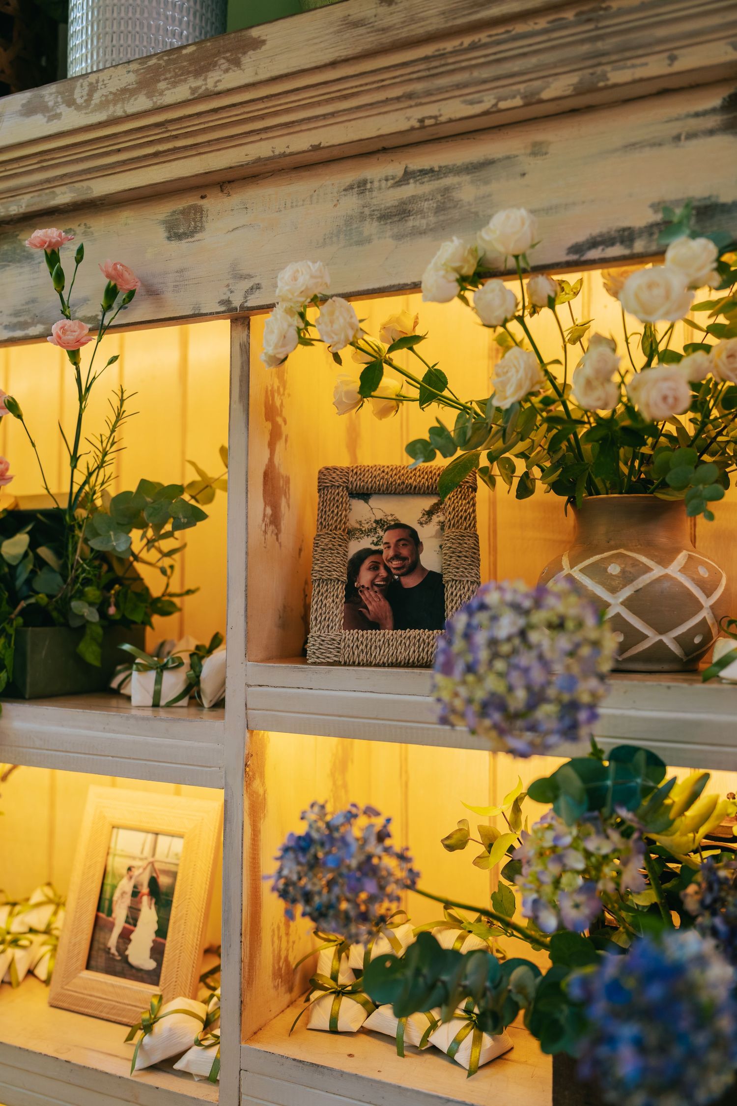 Botanical wedding details at Botânico Quintal featuring blue hydrangeas and Brazilian sweets.