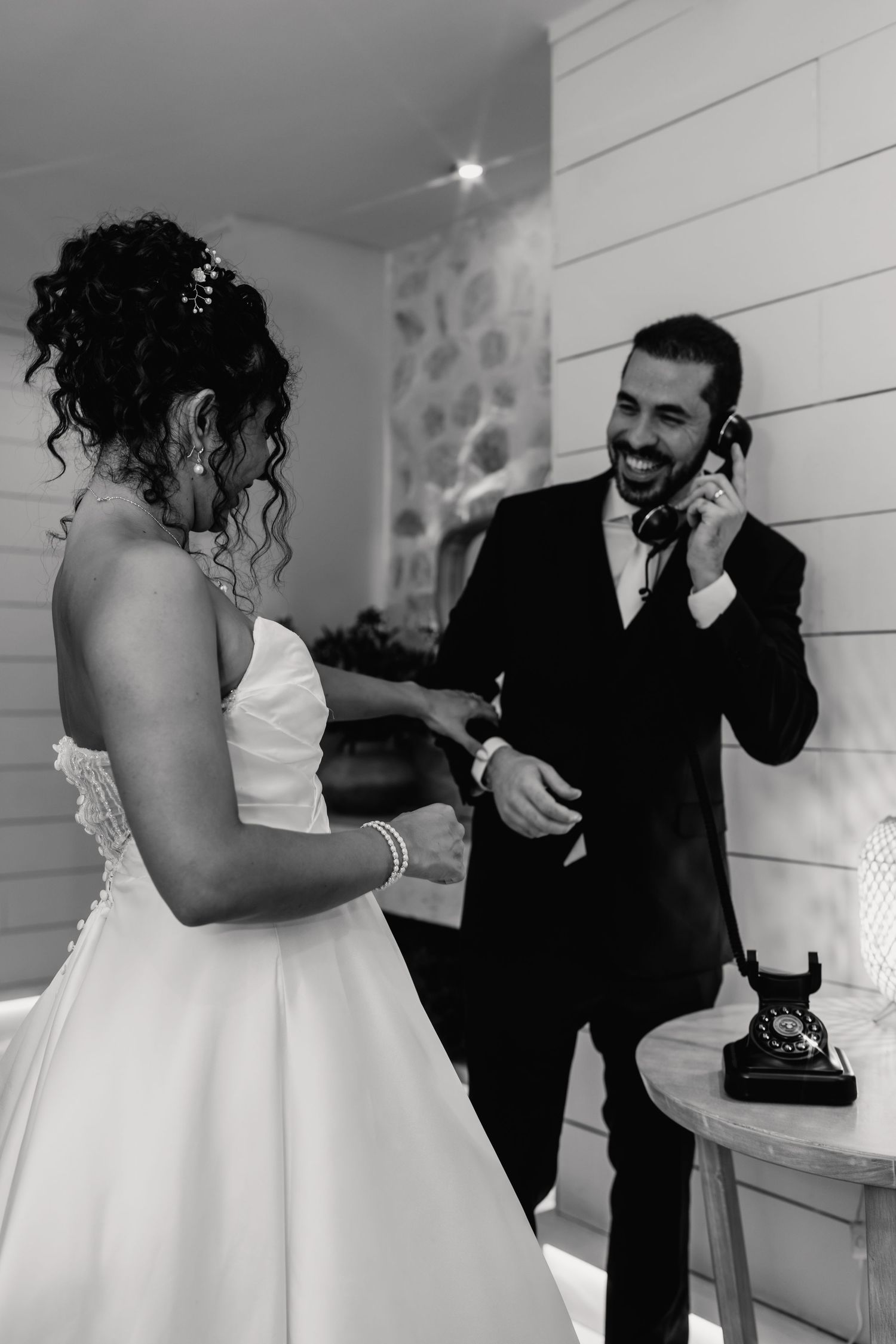 High-energy Brazilian wedding reception with pagode band at Botânico Quintal in São Paulo.