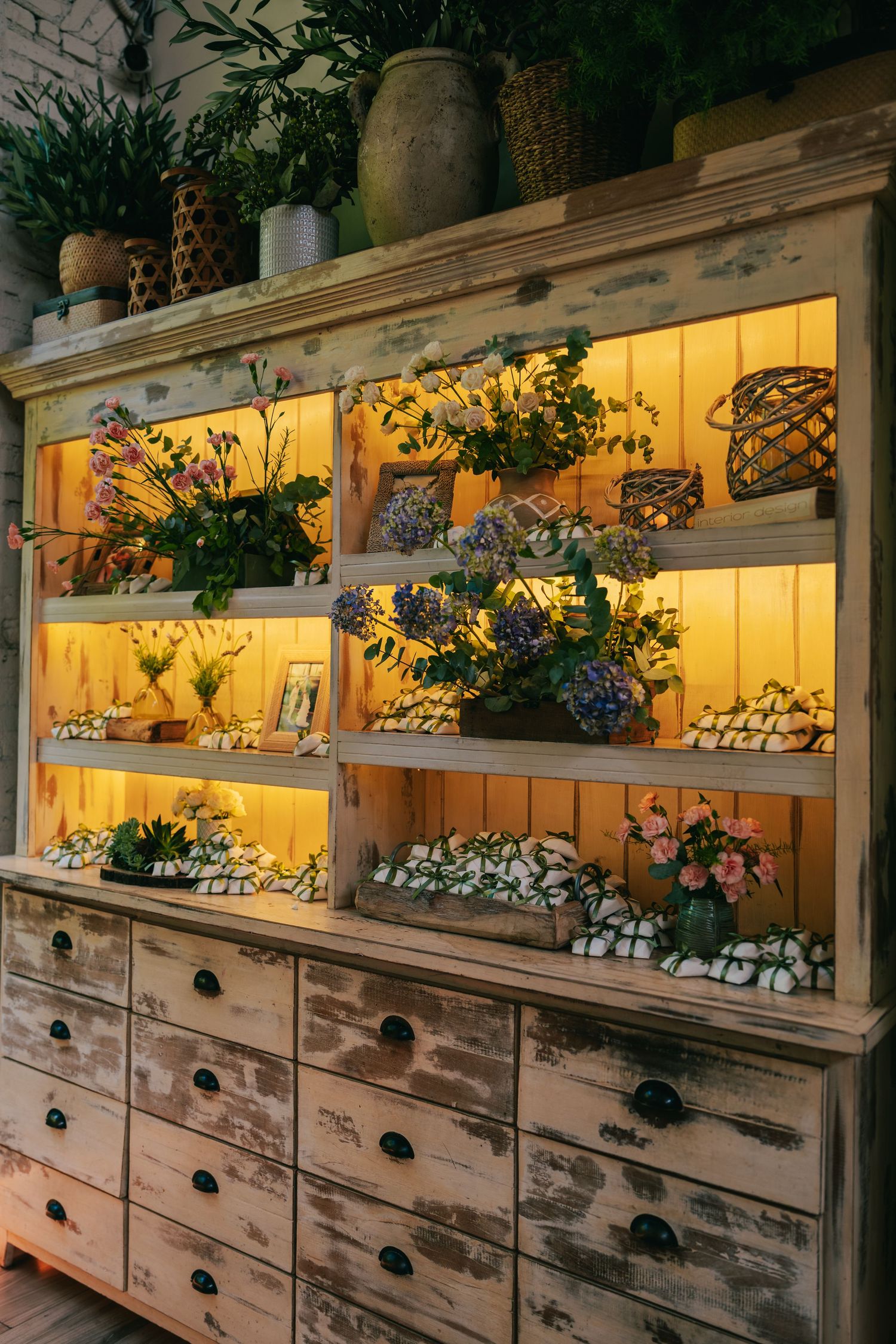 Botanical wedding details at Botânico Quintal featuring blue hydrangeas and Brazilian sweets.