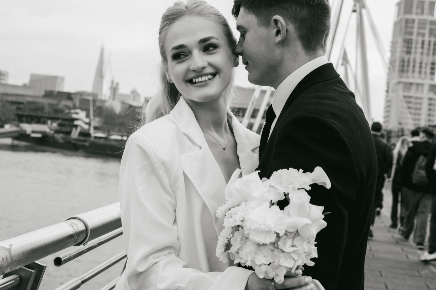 “Couple on Hungerford Bridge with London skyline views during a Central London photoshoot.”