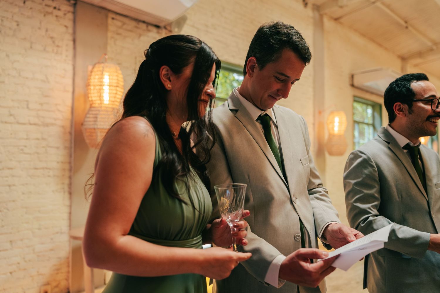 Bride and groom delivering handwritten letters before ceremony at Botânico Quintal in São Paulo.