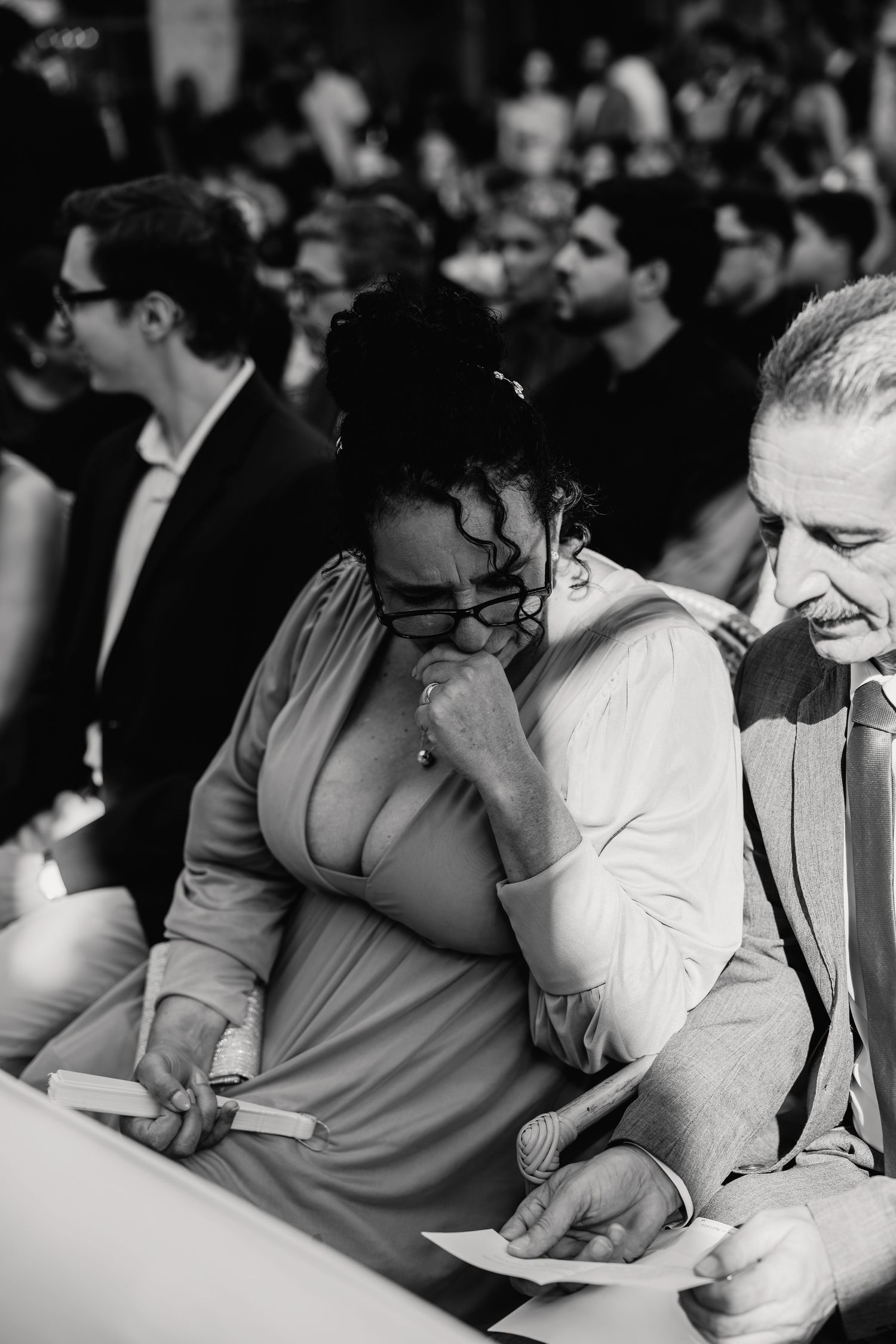 Bride and groom delivering handwritten letters before ceremony at Botânico Quintal in São Paulo.