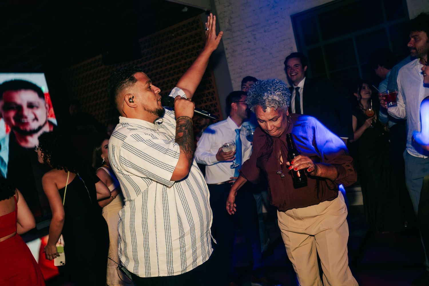 High-energy Brazilian wedding reception with pagode band at Botânico Quintal in São Paulo.