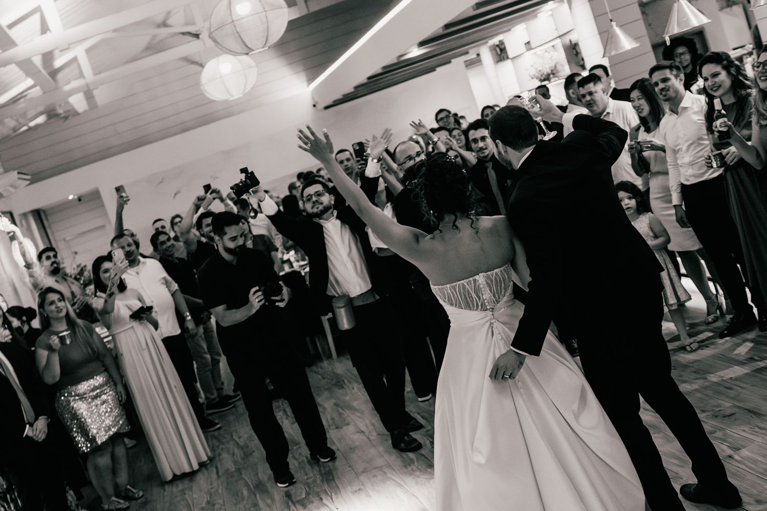 High-energy Brazilian wedding reception with pagode band at Botânico Quintal in São Paulo.