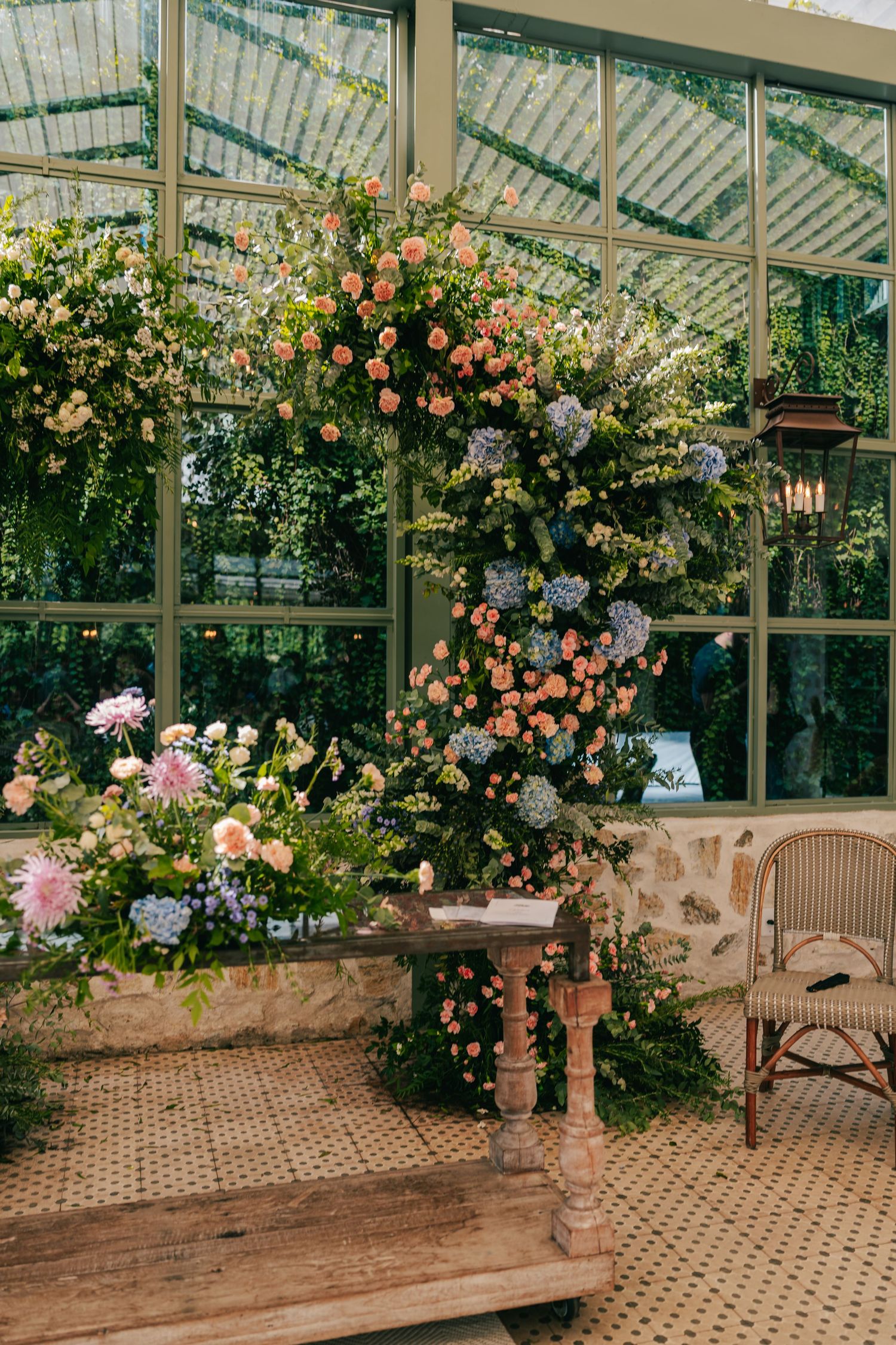 Botanical wedding details at Botânico Quintal featuring blue hydrangeas and Brazilian sweets.