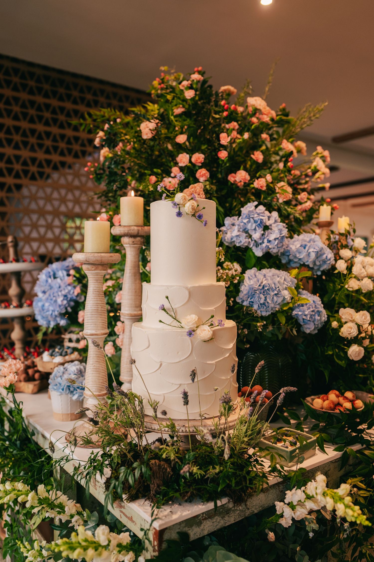 Botanical wedding details at Botânico Quintal featuring blue hydrangeas and Brazilian sweets.