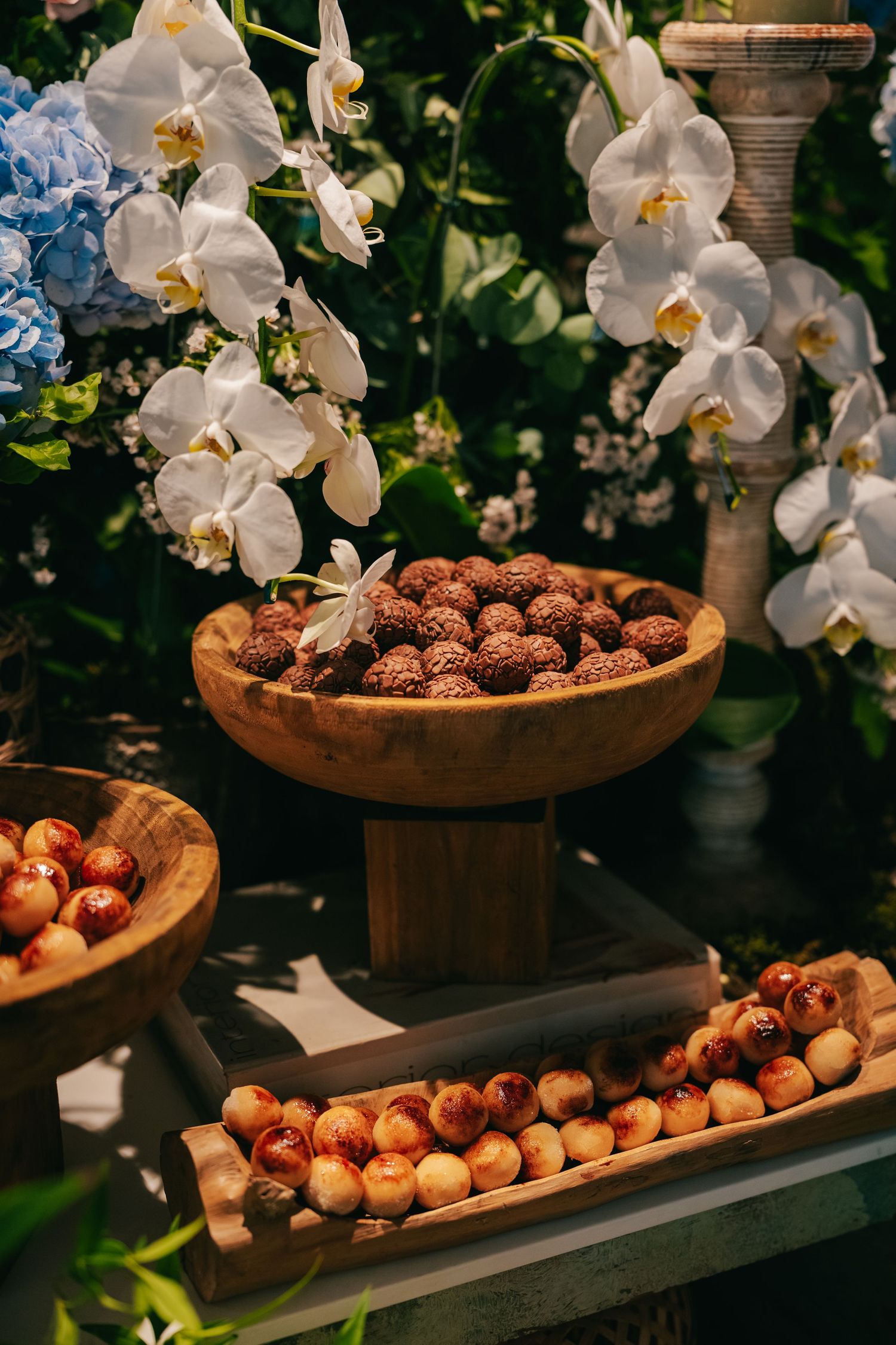 Botanical wedding details at Botânico Quintal featuring blue hydrangeas and Brazilian sweets.