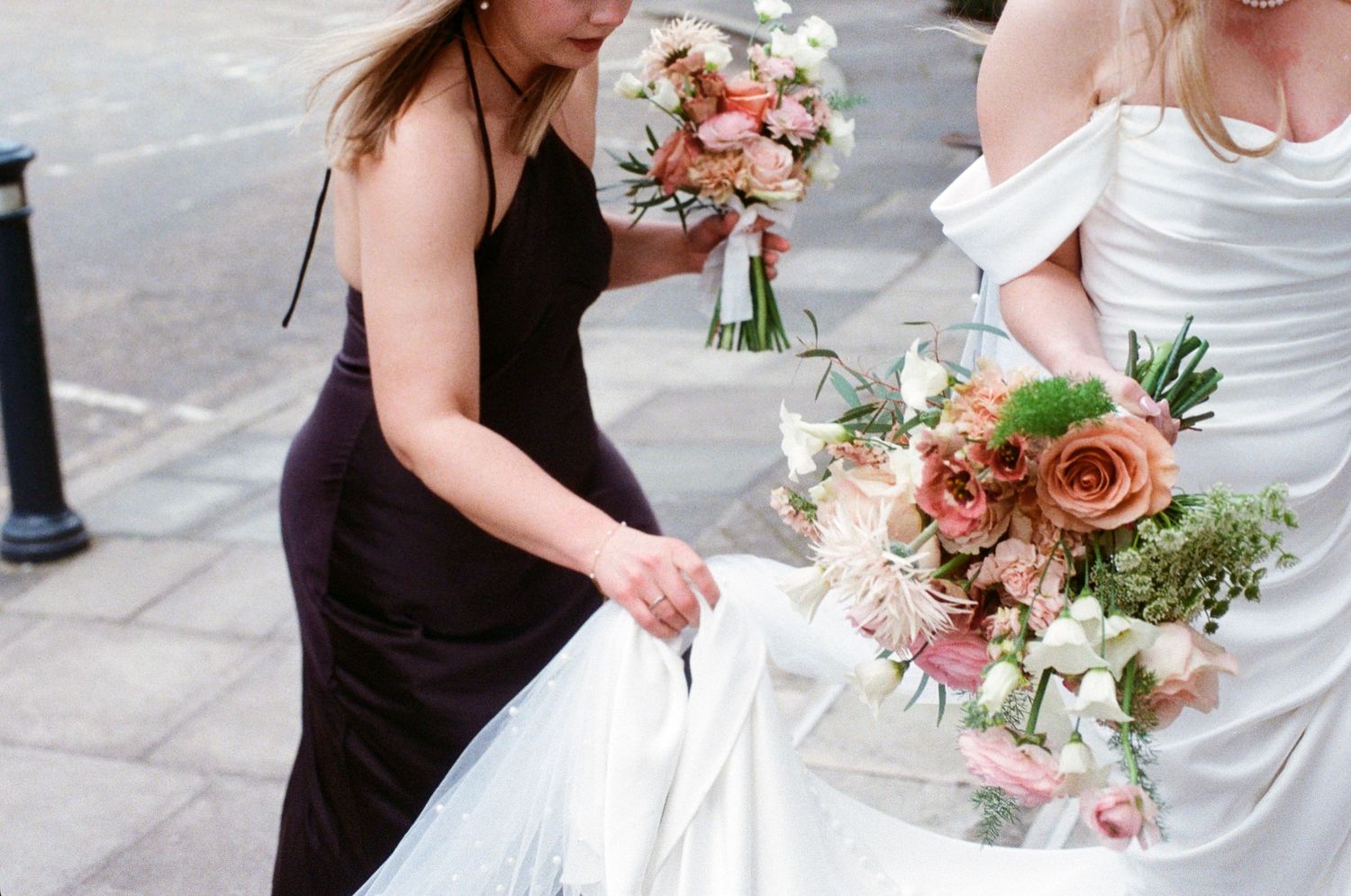 Bride arriving at York House for intimate spring wedding in Twickenham