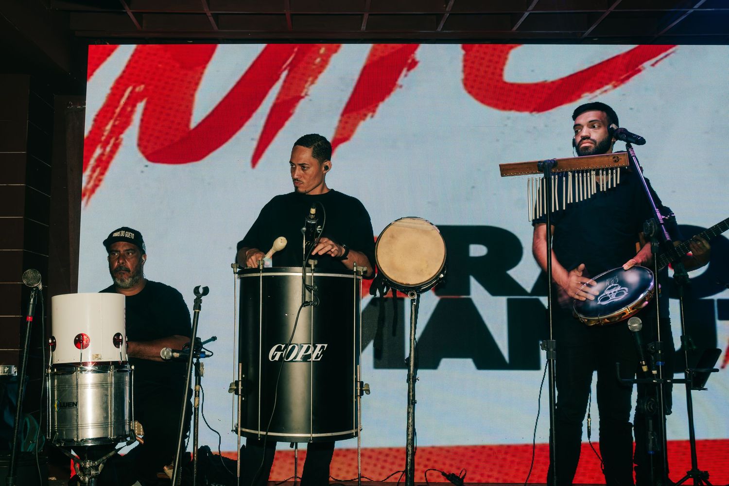 High-energy Brazilian wedding reception with pagode band at Botânico Quintal in São Paulo.
