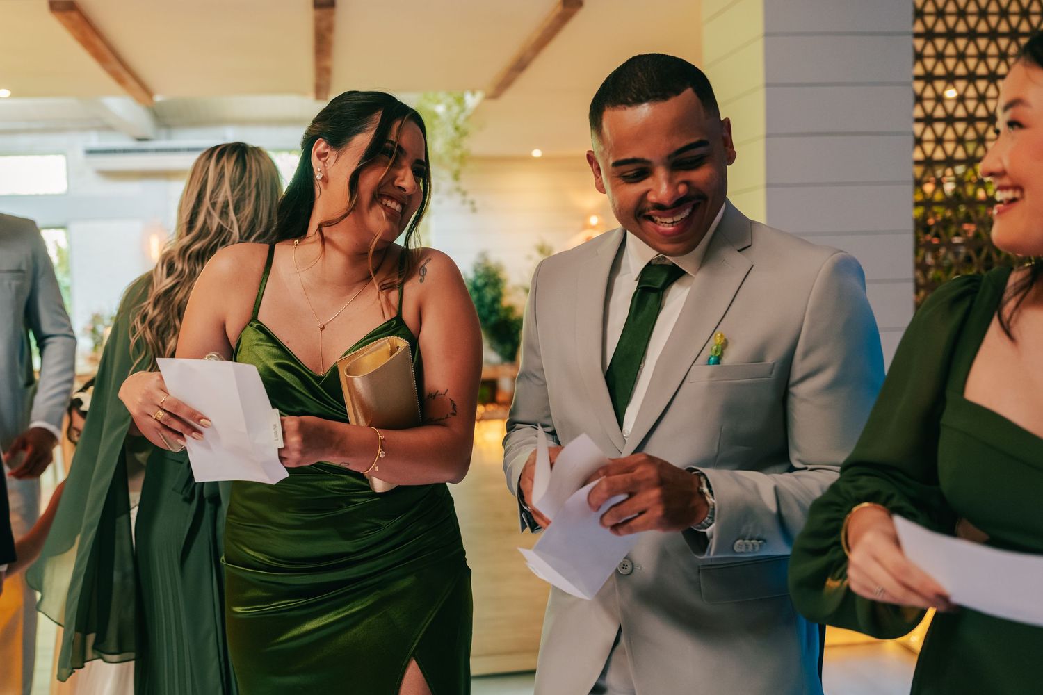 Bride and groom delivering handwritten letters before ceremony at Botânico Quintal in São Paulo.