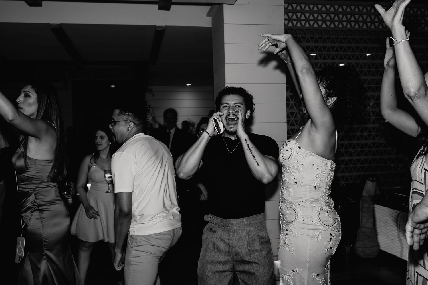 High-energy Brazilian wedding reception with pagode band at Botânico Quintal in São Paulo.