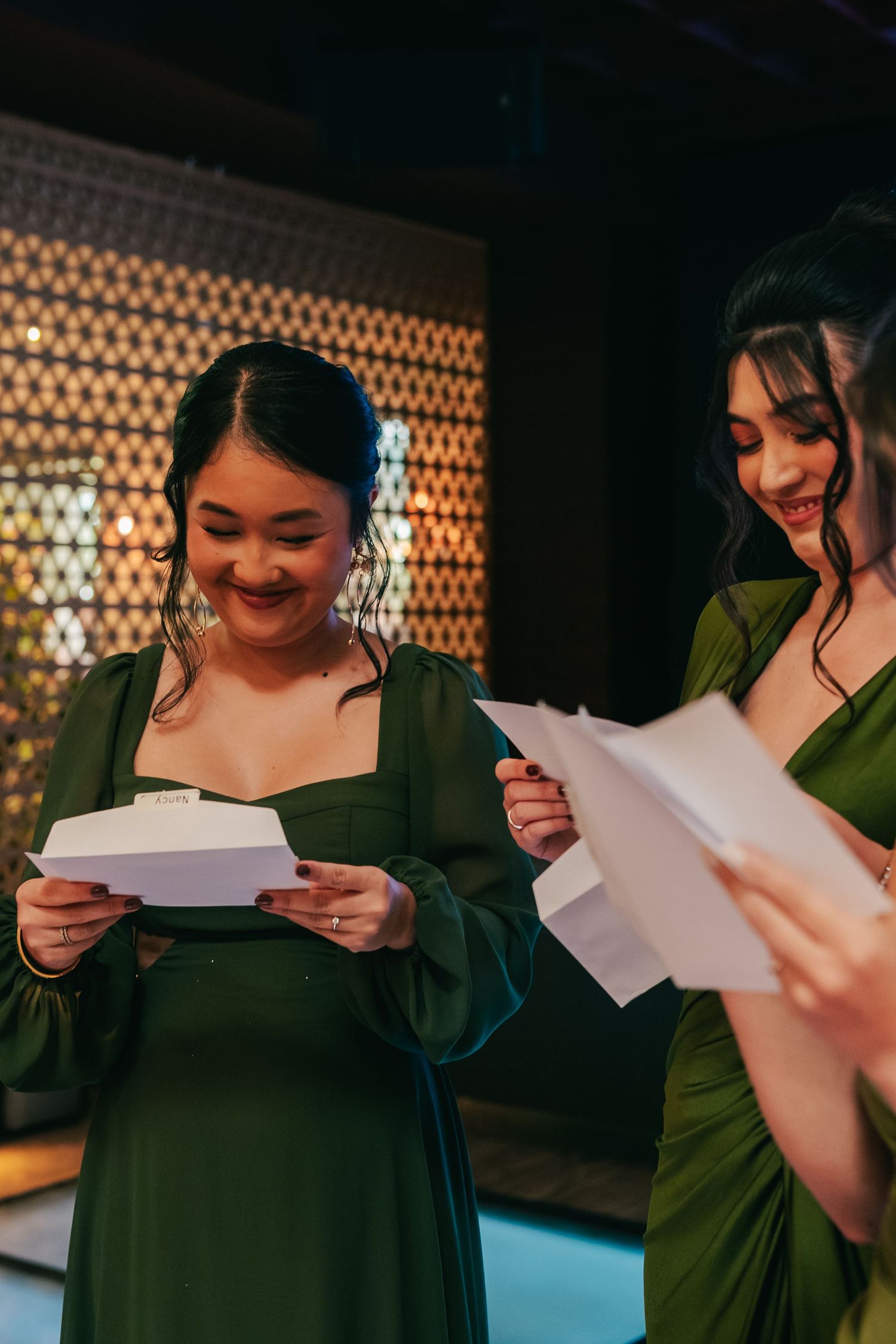 Bride and groom delivering handwritten letters before ceremony at Botânico Quintal in São Paulo.