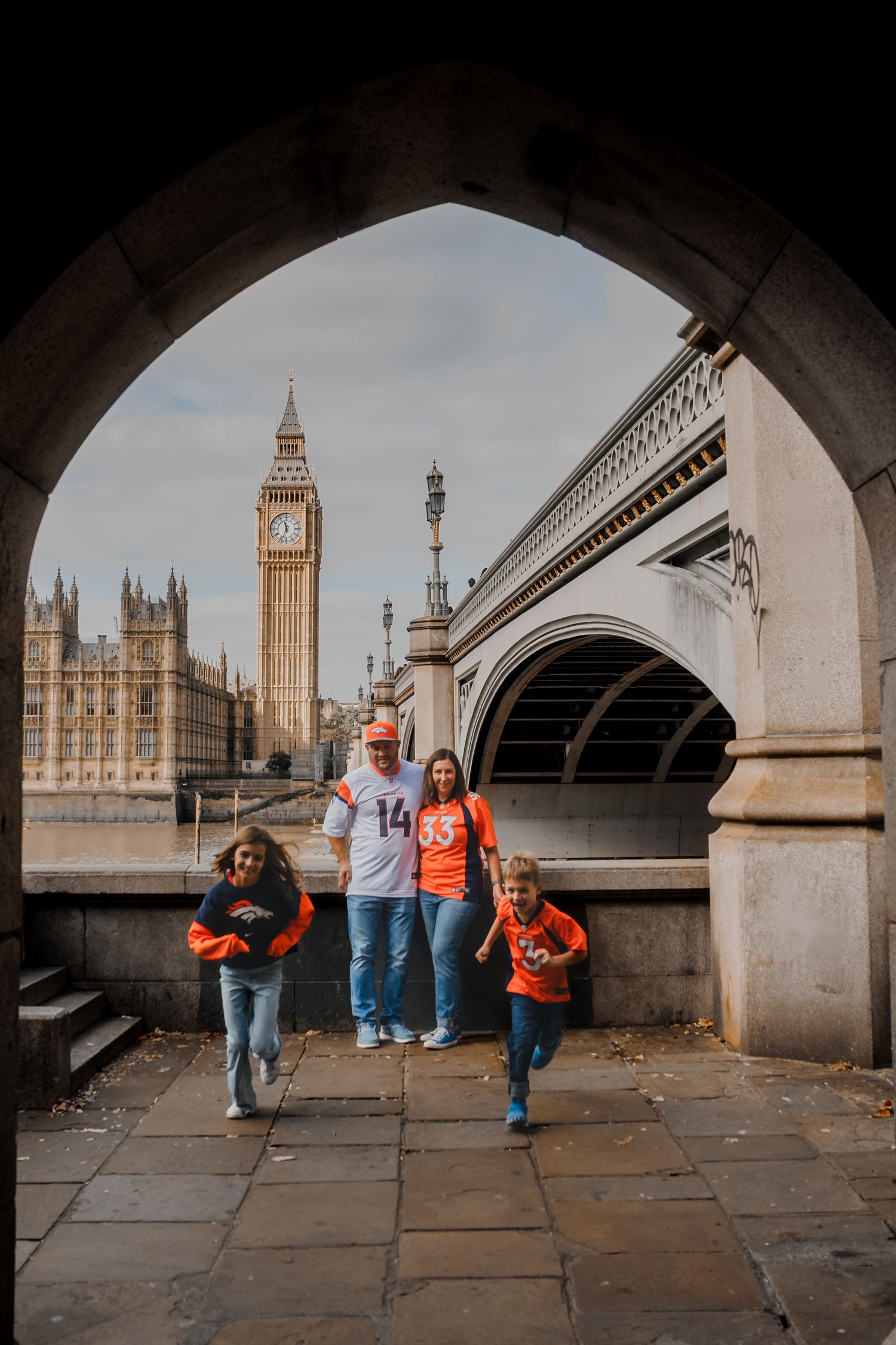 Natural family portrait in central London with iconic landmarks, photographed by London photographer @lyfphotos
