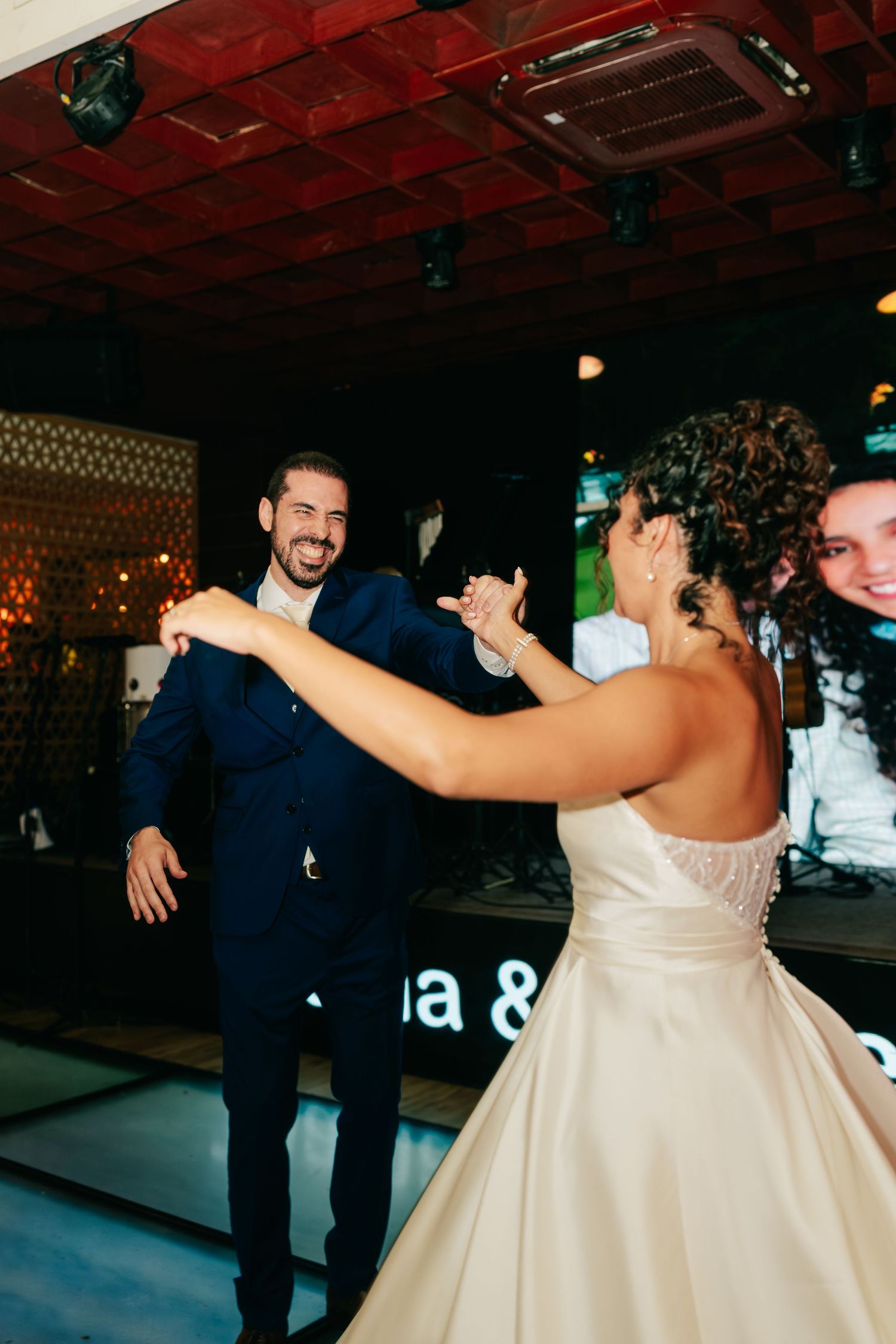 High-energy Brazilian wedding reception with pagode band at Botânico Quintal in São Paulo.