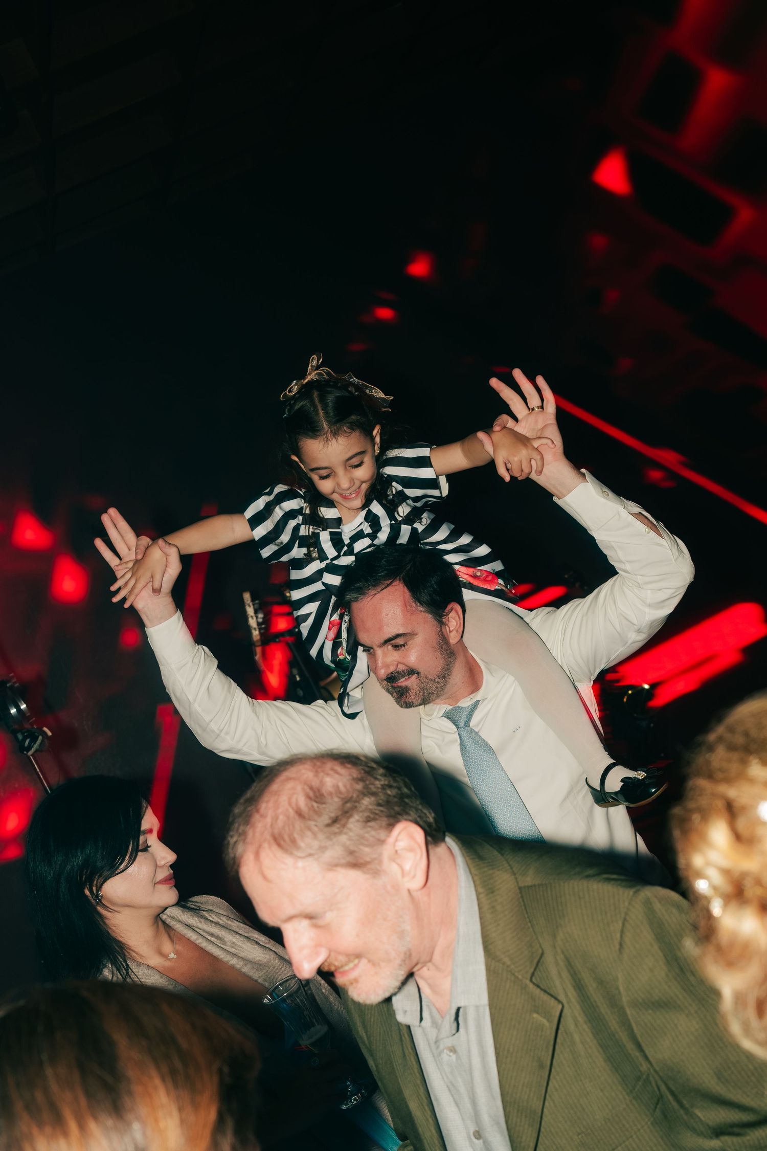 High-energy Brazilian wedding reception with pagode band at Botânico Quintal in São Paulo.