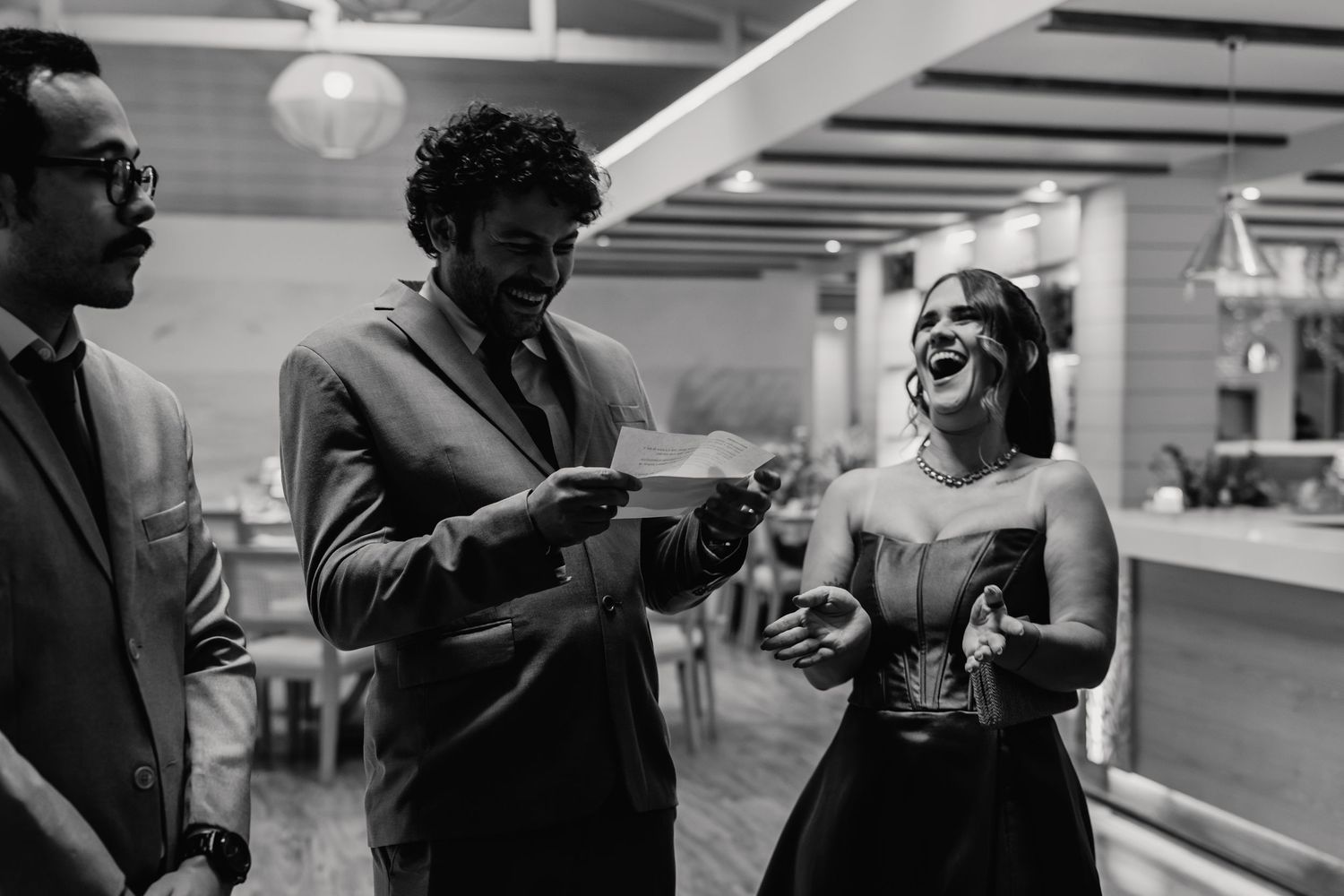 Bride and groom delivering handwritten letters before ceremony at Botânico Quintal in São Paulo.