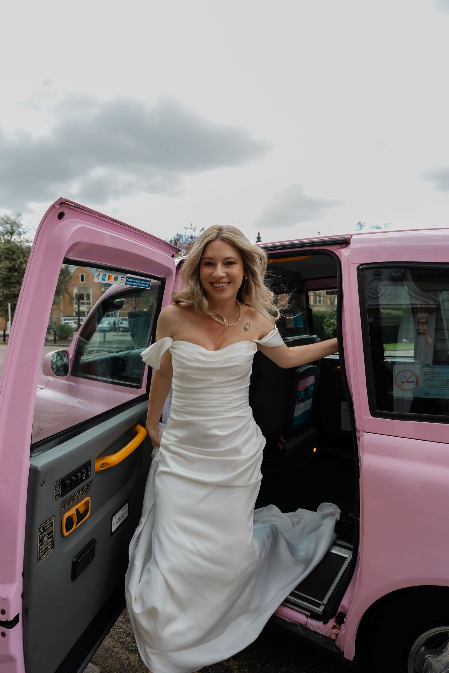 Bride arriving at York House for intimate spring wedding in Twickenham