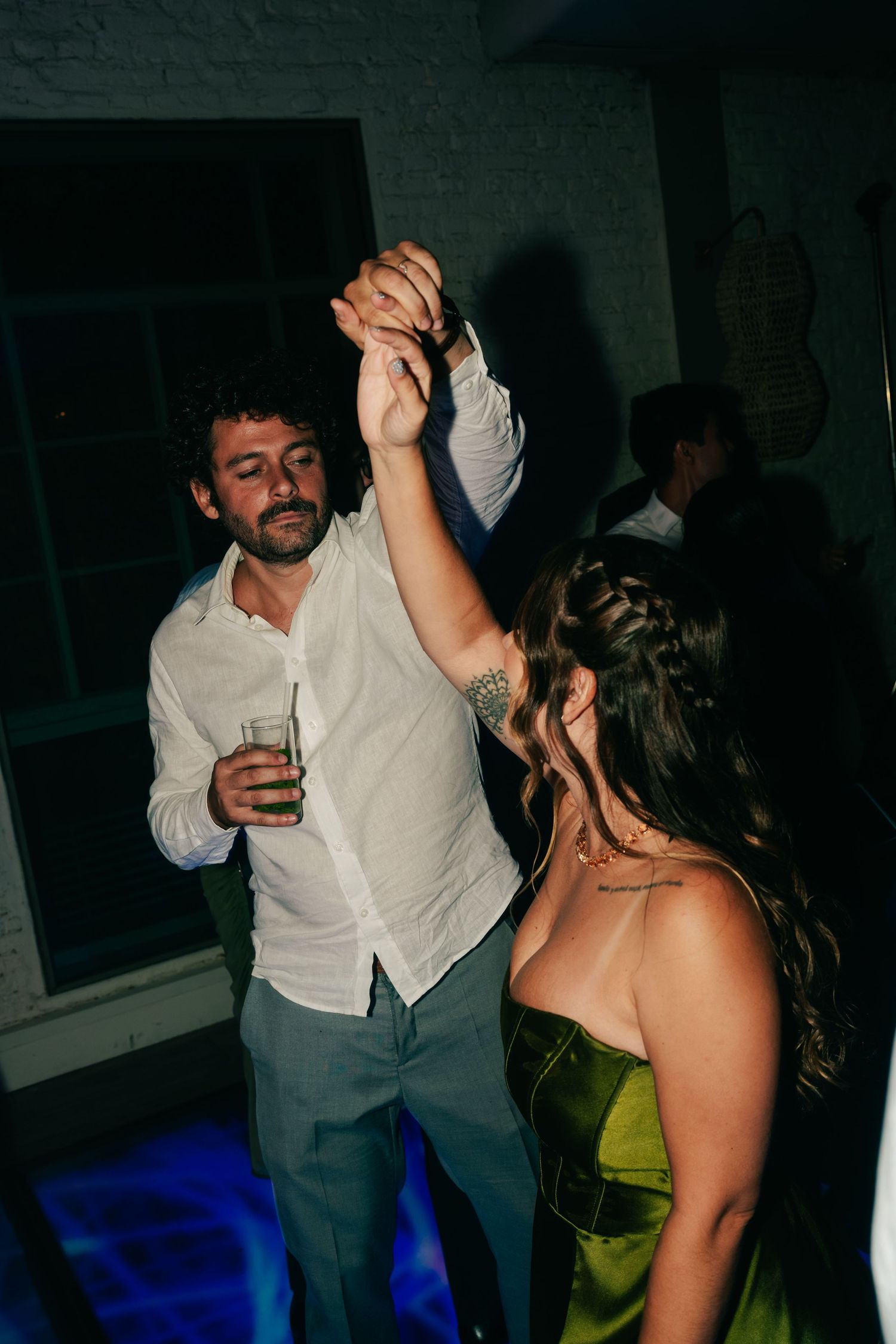 High-energy Brazilian wedding reception with pagode band at Botânico Quintal in São Paulo.