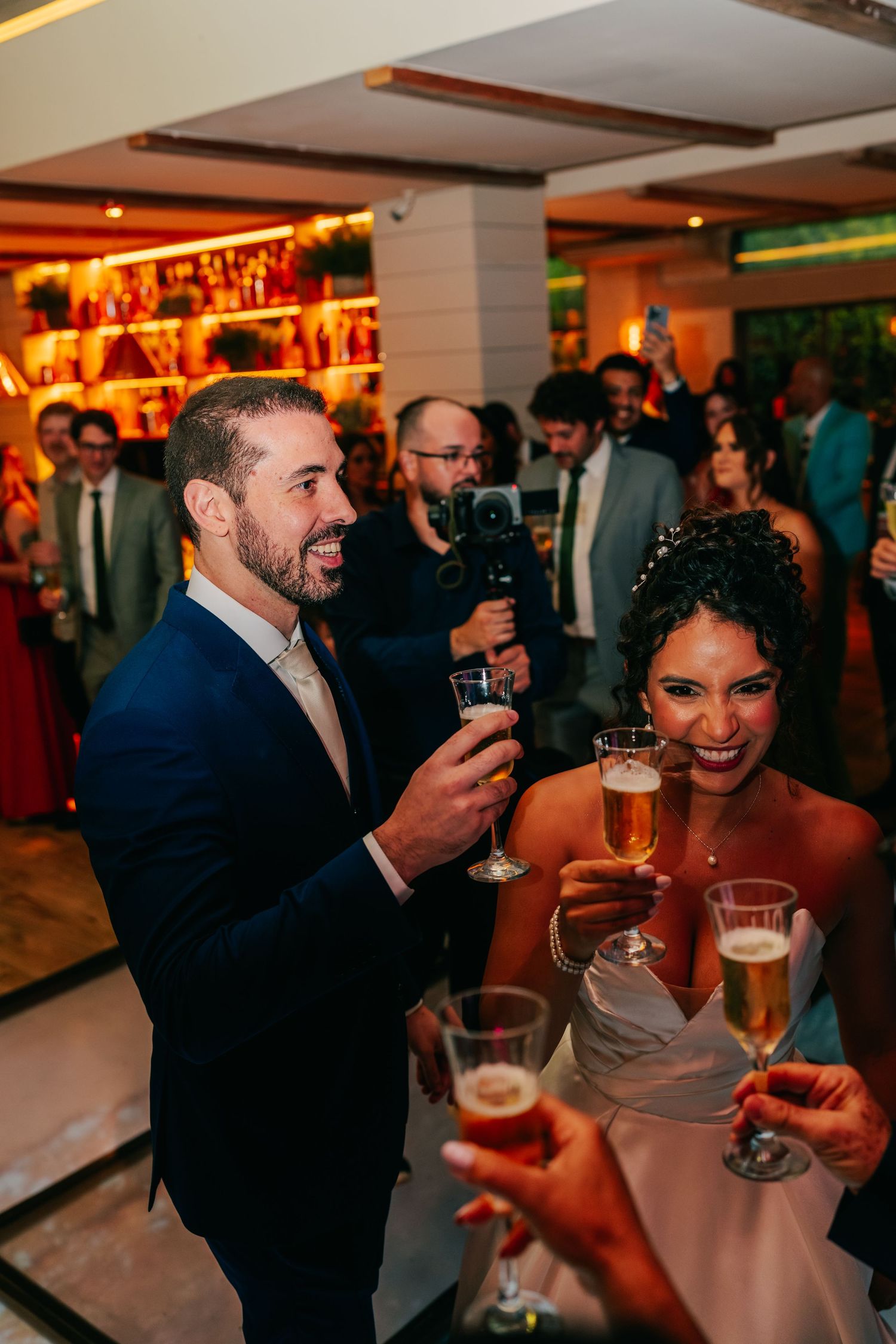 High-energy Brazilian wedding reception with pagode band at Botânico Quintal in São Paulo.
