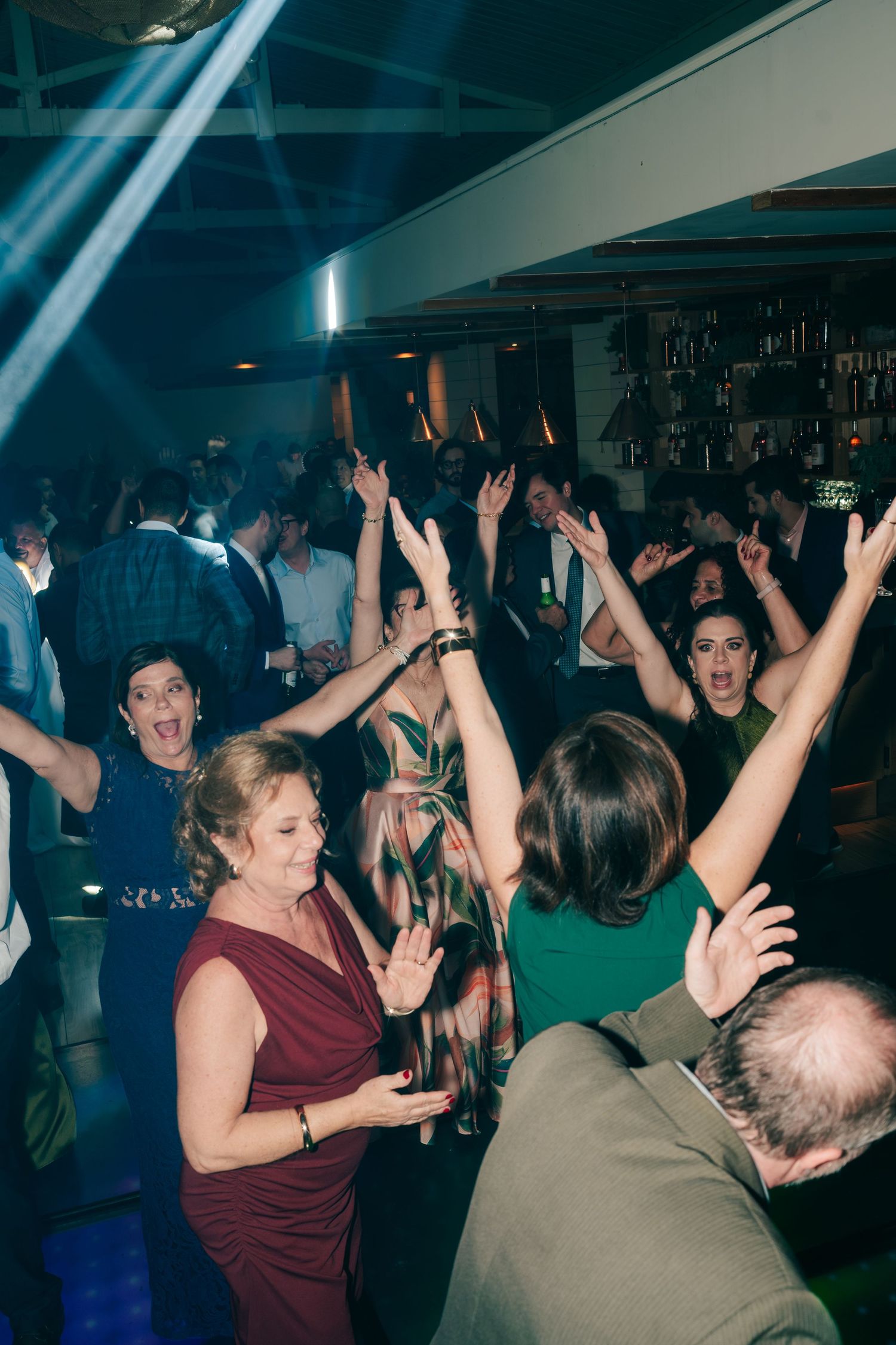 High-energy Brazilian wedding reception with pagode band at Botânico Quintal in São Paulo.