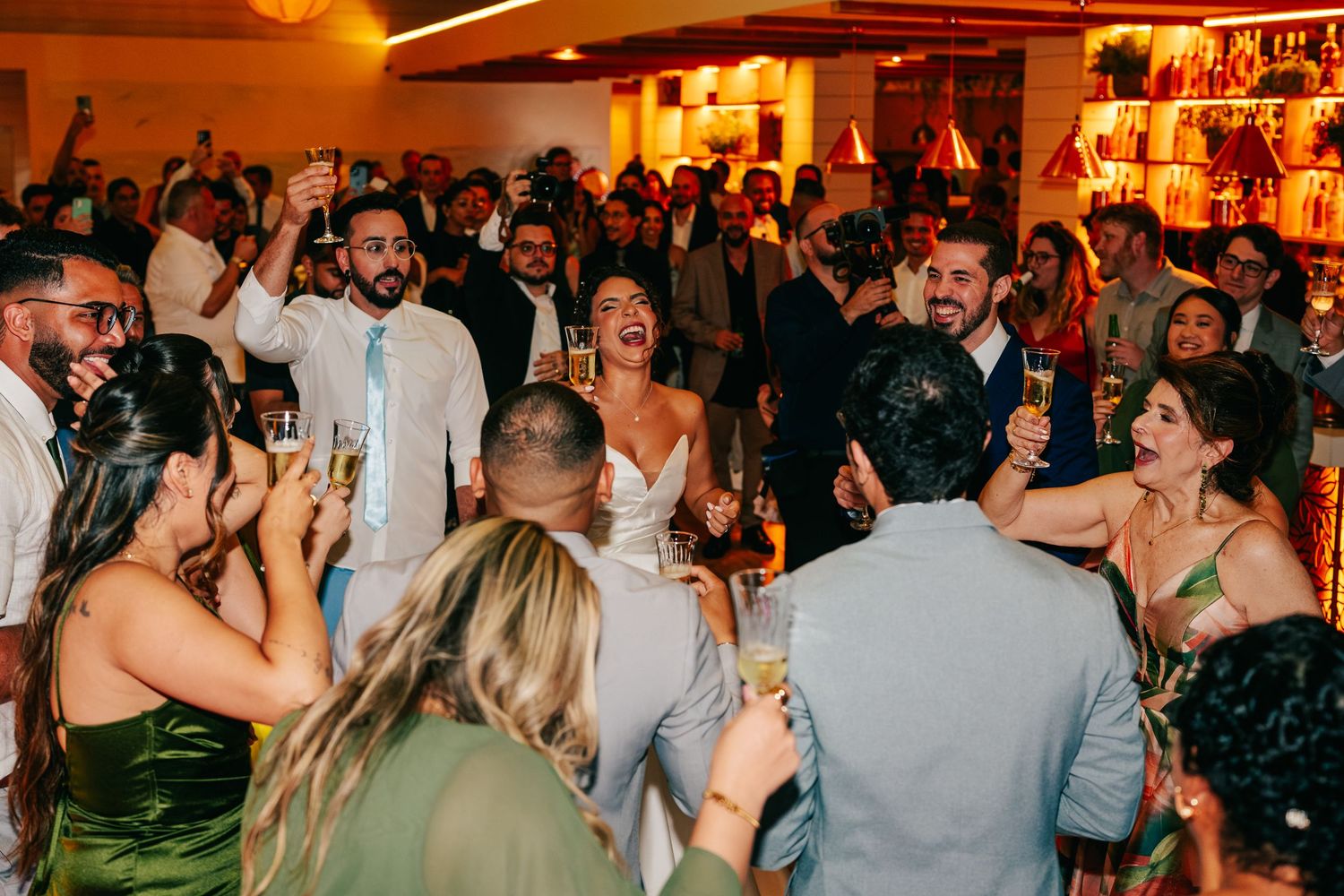 High-energy Brazilian wedding reception with pagode band at Botânico Quintal in São Paulo.