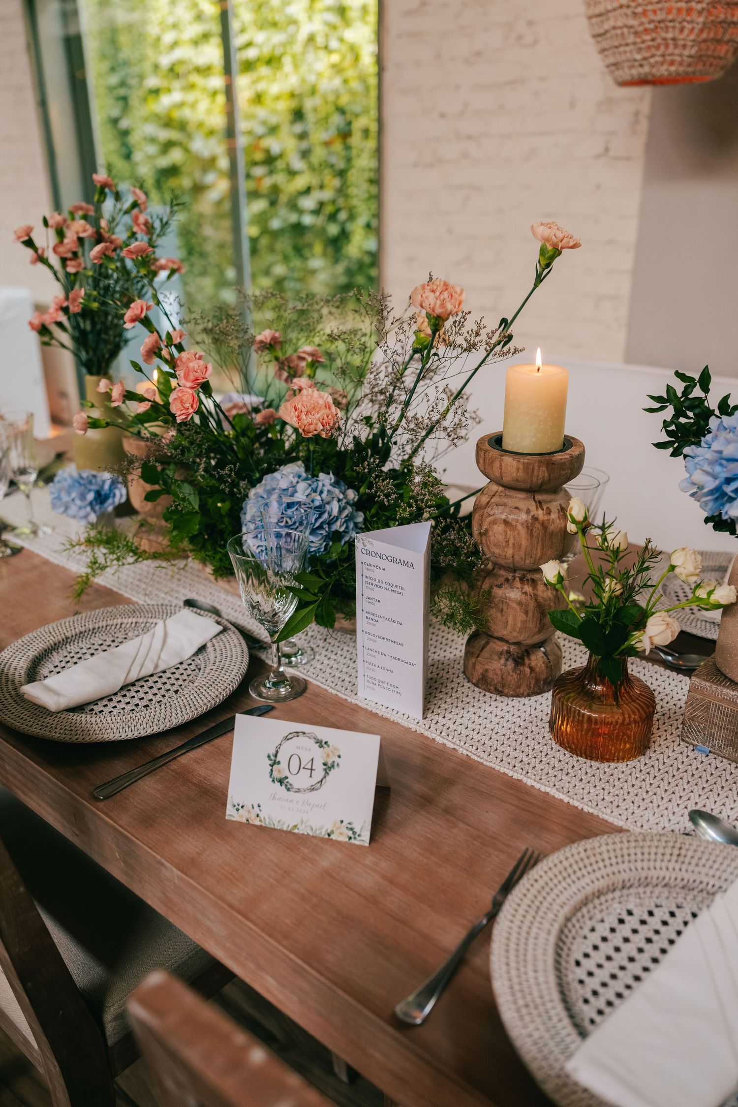 Botanical wedding details at Botânico Quintal featuring blue hydrangeas and Brazilian sweets.