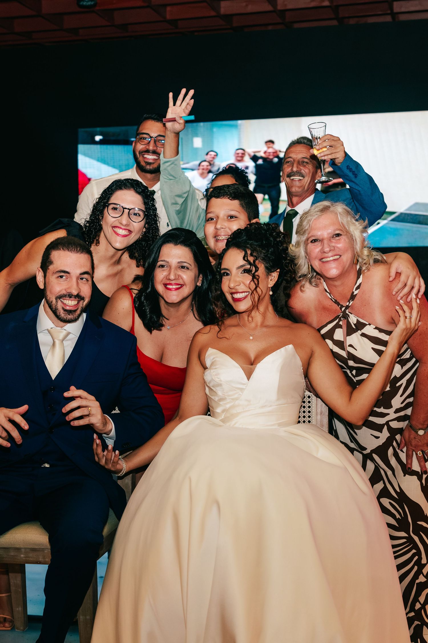 High-energy Brazilian wedding reception with pagode band at Botânico Quintal in São Paulo.